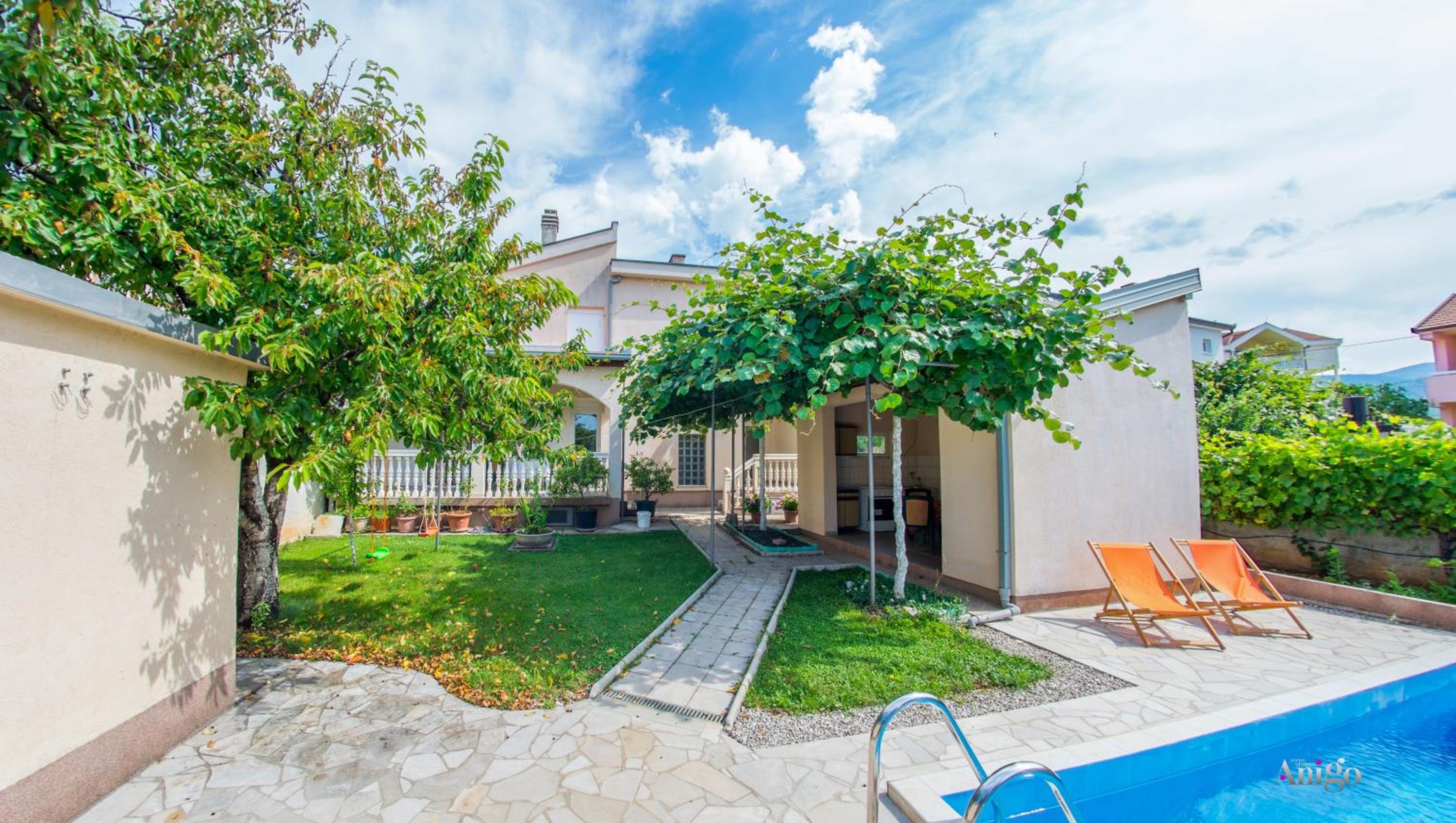 Holiday Home Kiwi with private pool