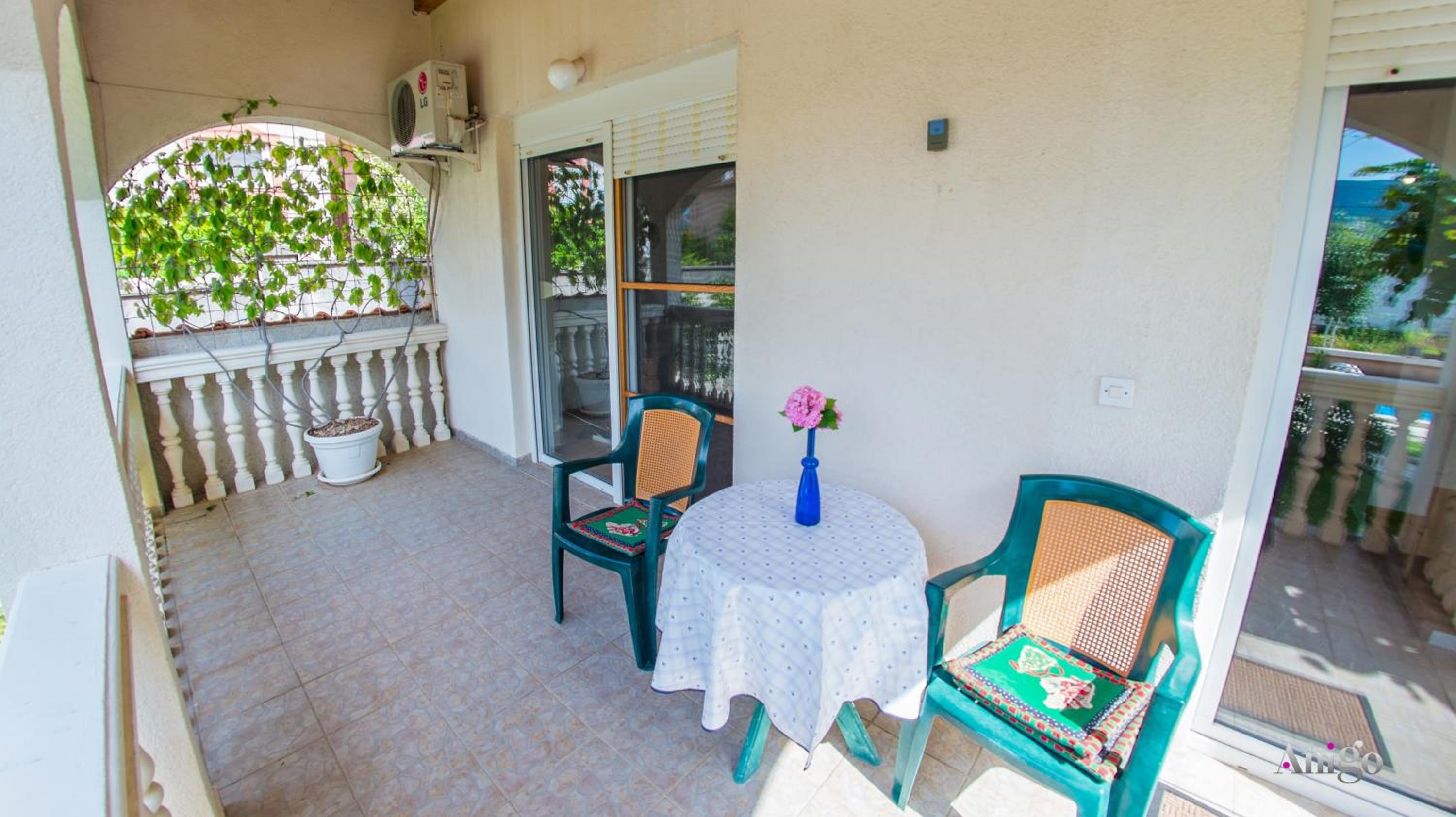 Holiday Home Kiwi with private pool