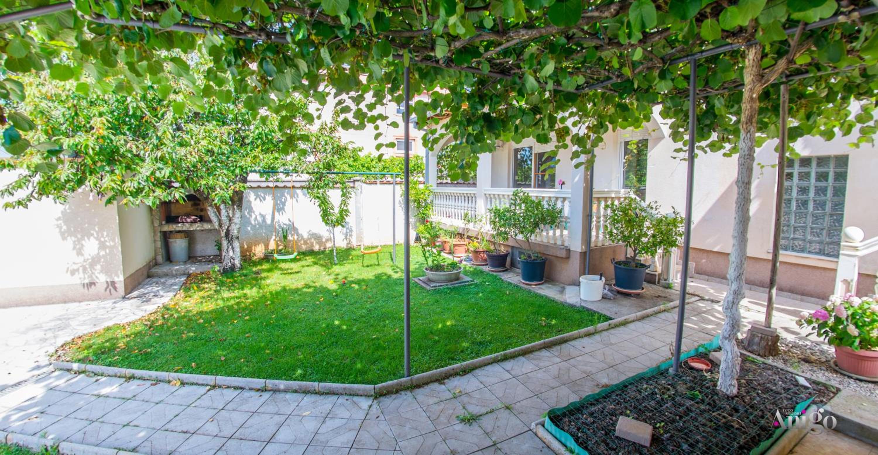 Holiday Home Kiwi with private pool