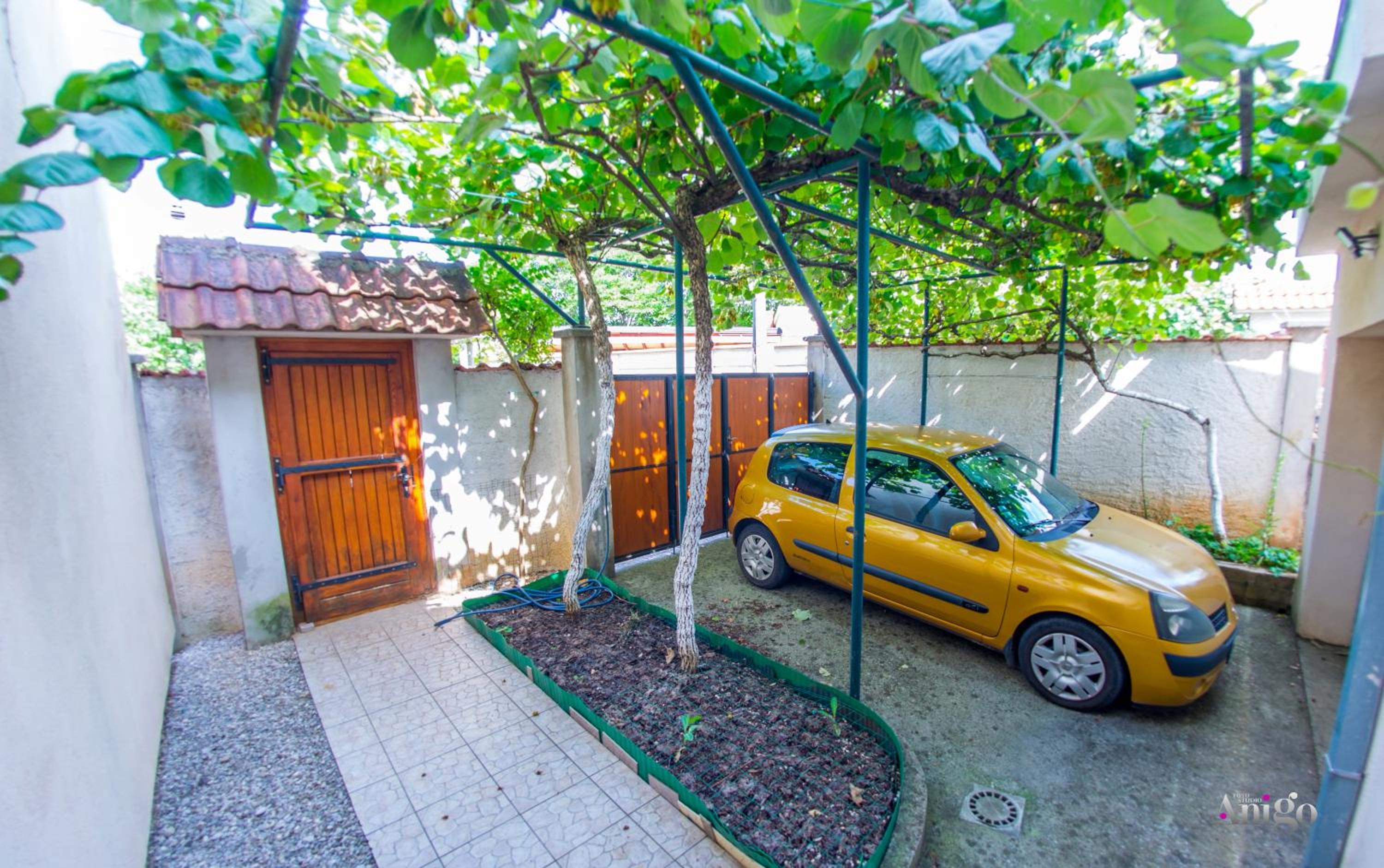 Holiday Home Kiwi with private pool
