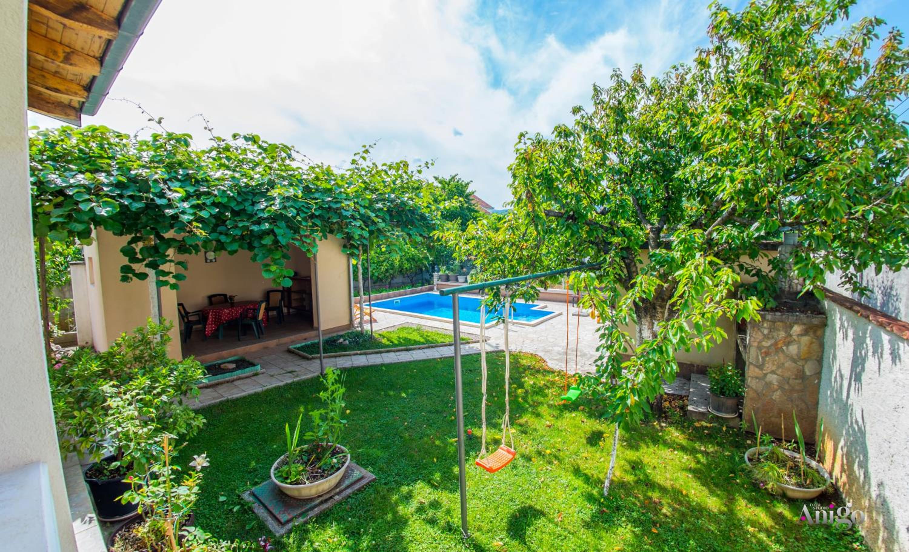 Holiday Home Kiwi with private pool