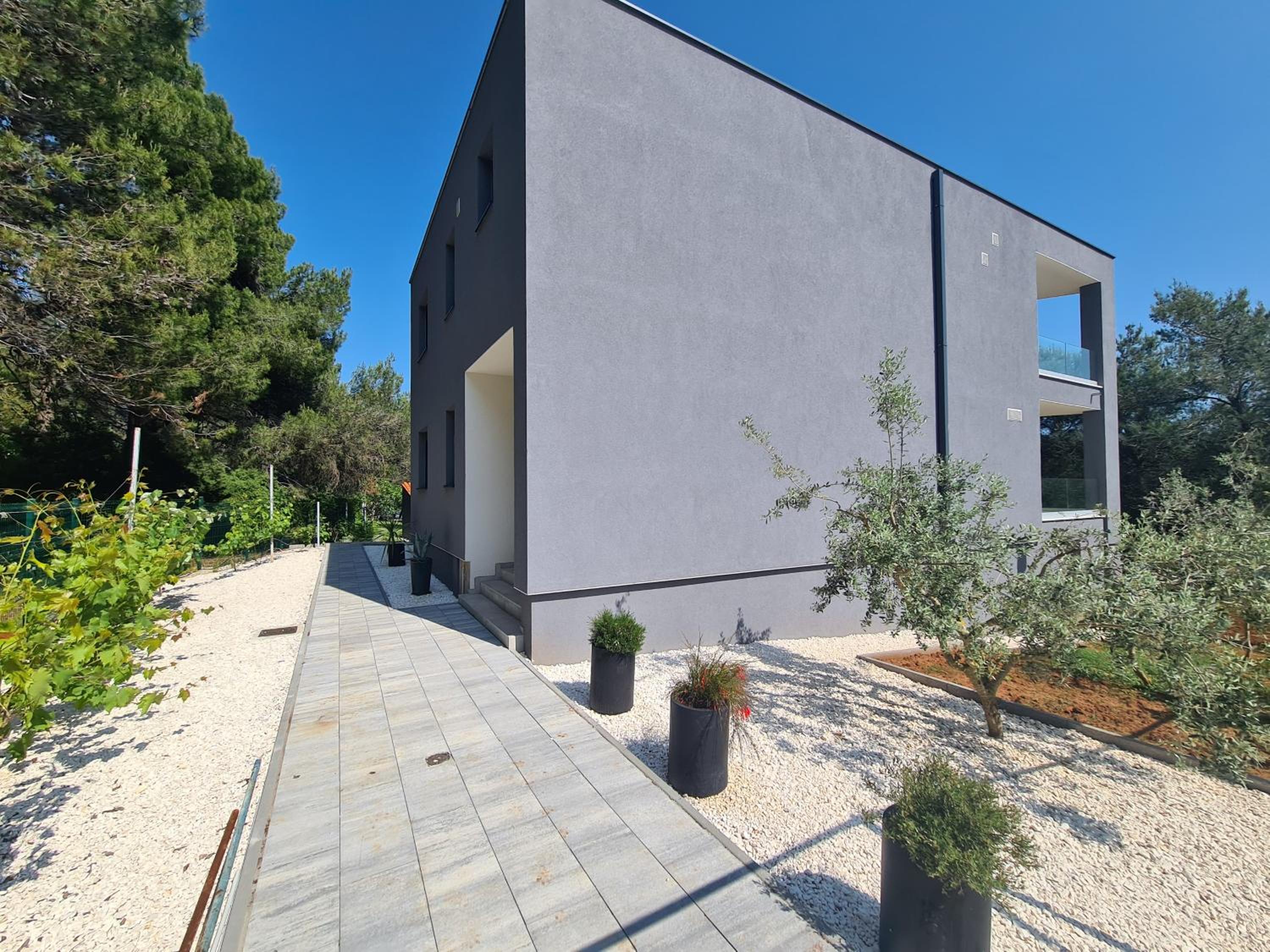 Hotel Black & White - Image 1