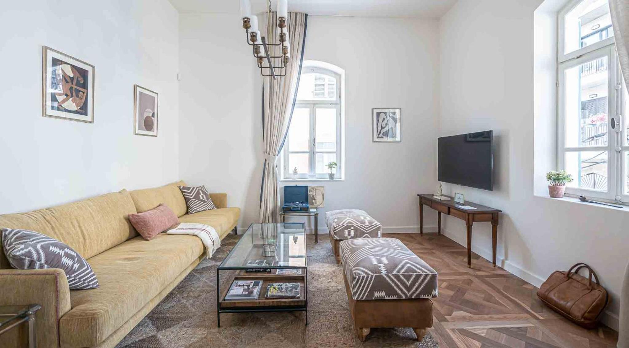 VELLER Shemaiah Apt #3 view 3