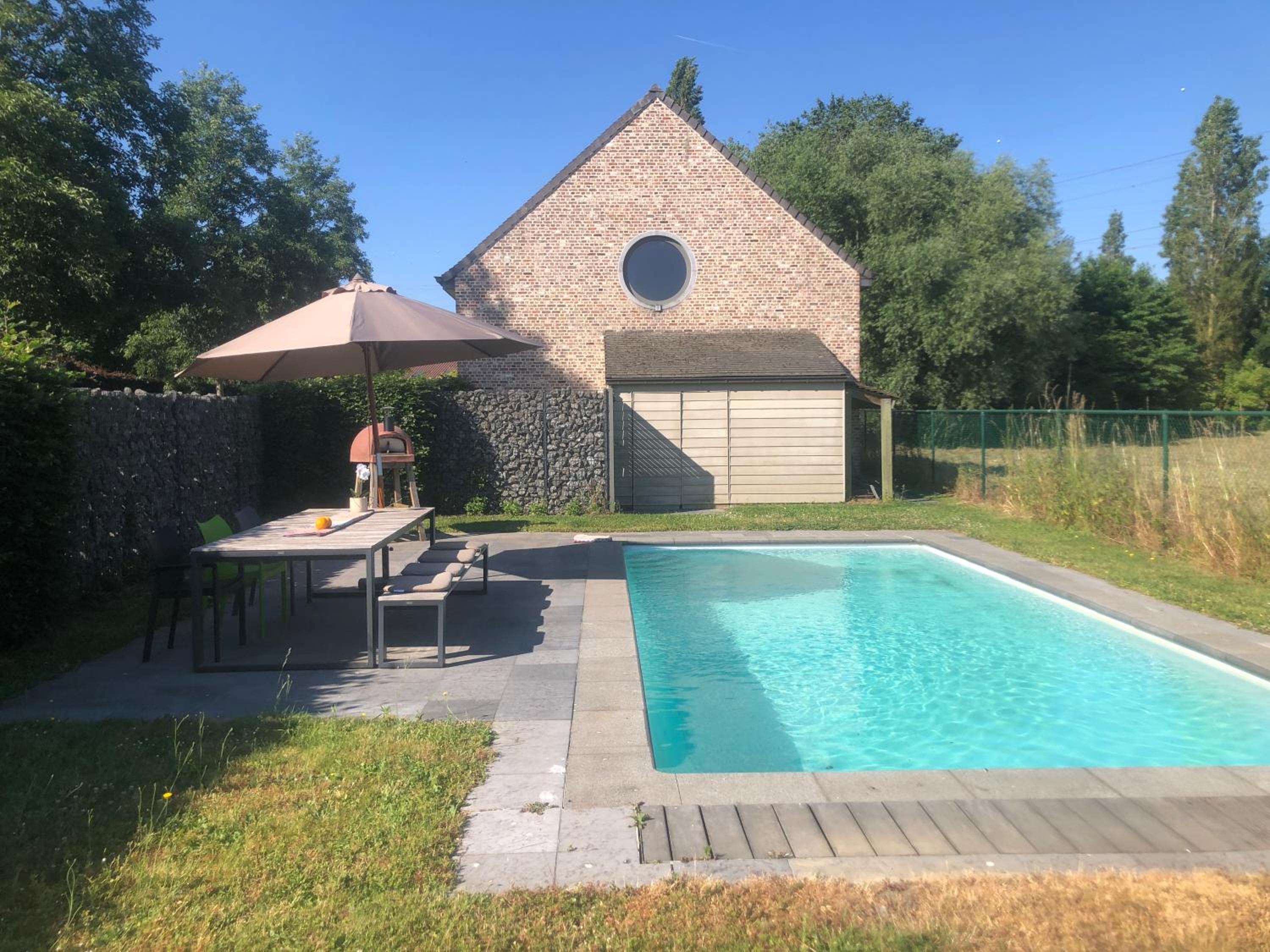 landelijke villa met zwembad en gezellige openhaard