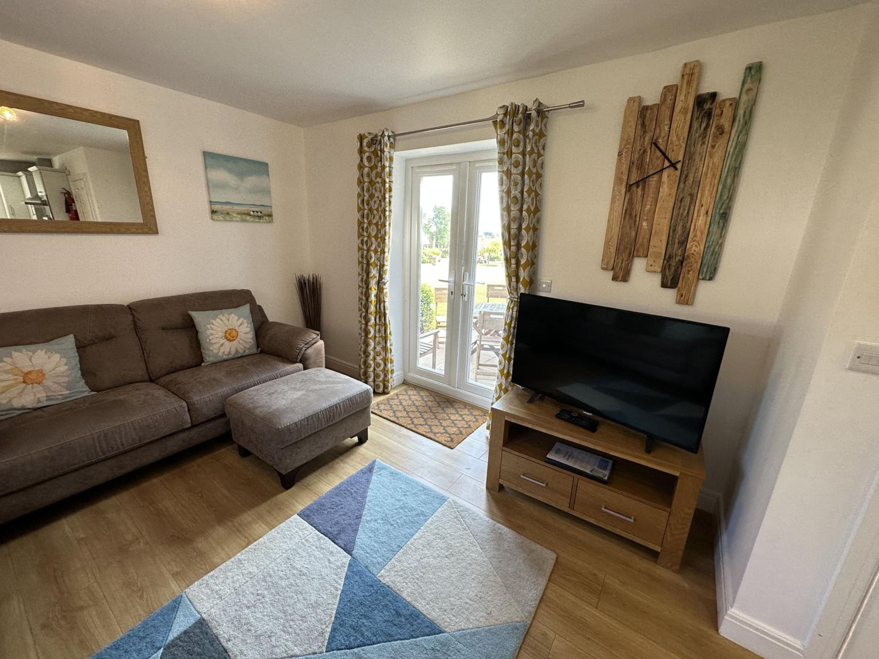 Daisy Cottage - Part of the The Bay Filey Holiday Village with pool, gym and direct beach access, pub, restaurant, tennis and meadows walks