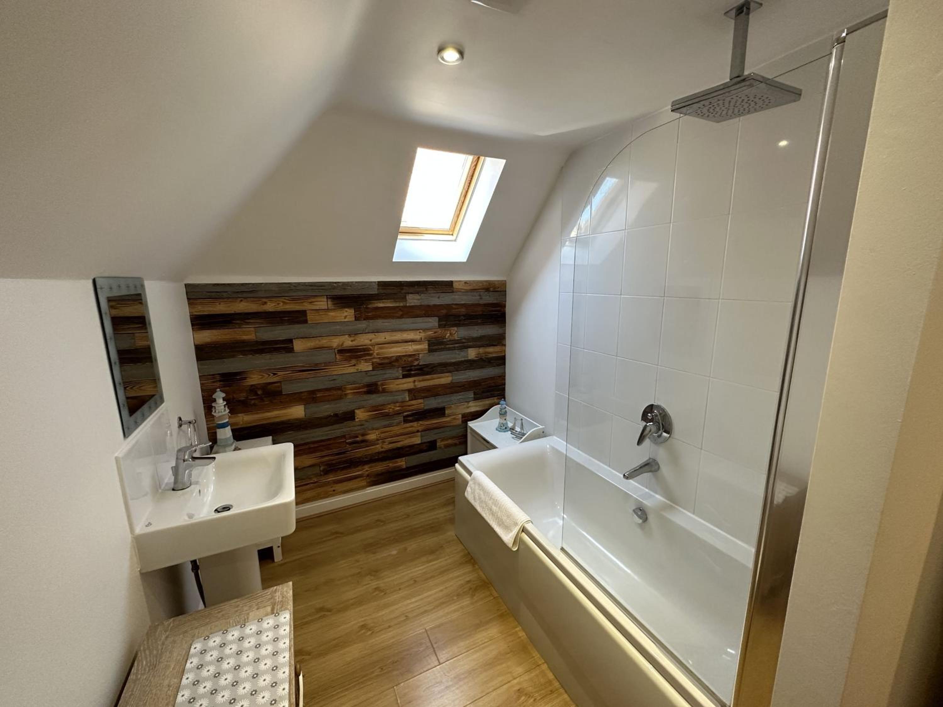 Daisy Cottage - Part of the The Bay Filey Holiday Village with pool, gym and direct beach access, pub, restaurant, tennis and meadows walks