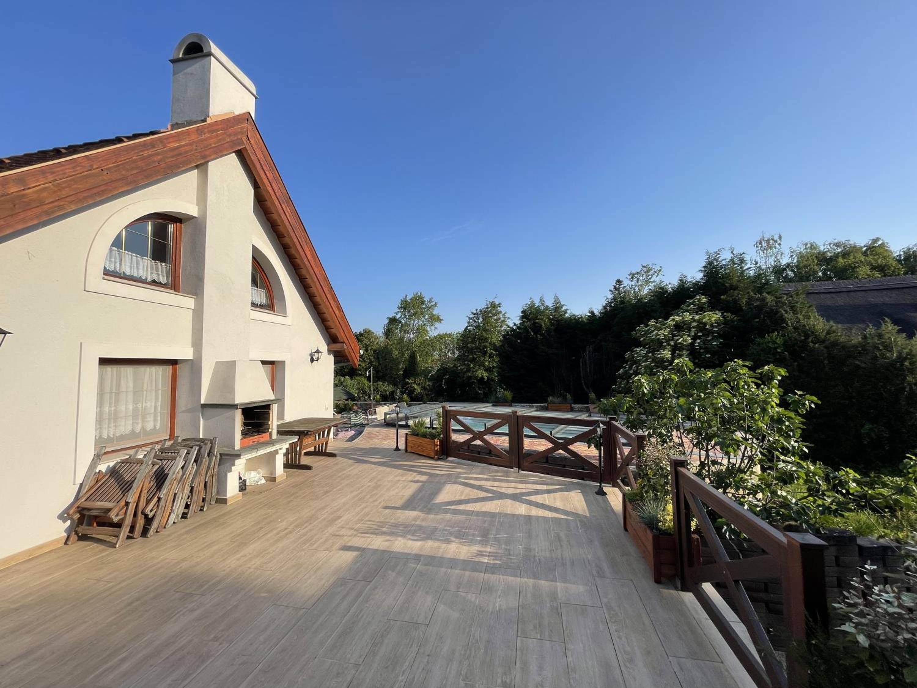 Spacious 3 bedroom house with heated pool view 3