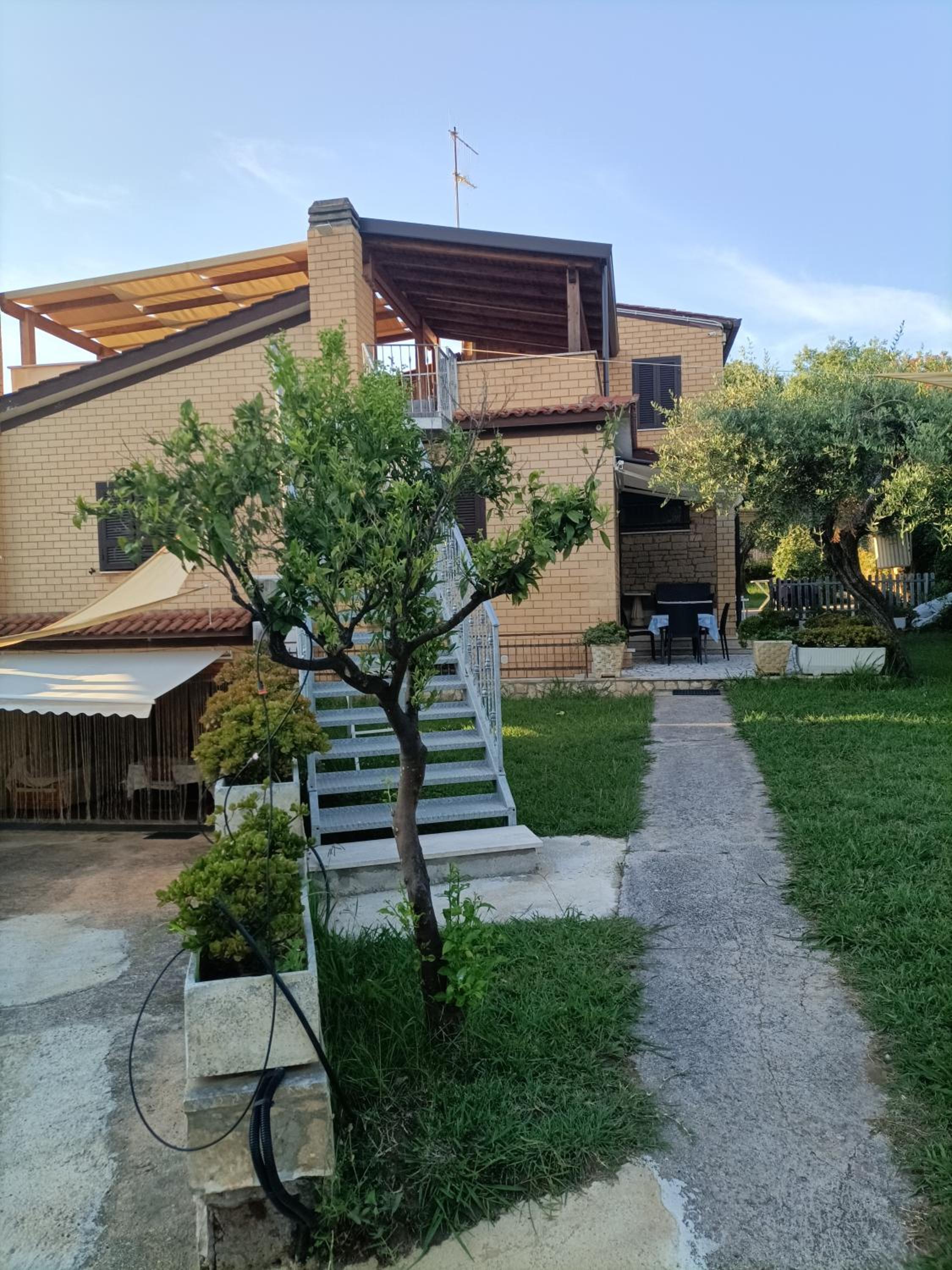 VILLA GIULIANA stanze con bagno interno in Villa a 350 mt spiaggia libera Lido delle Sirene view 3