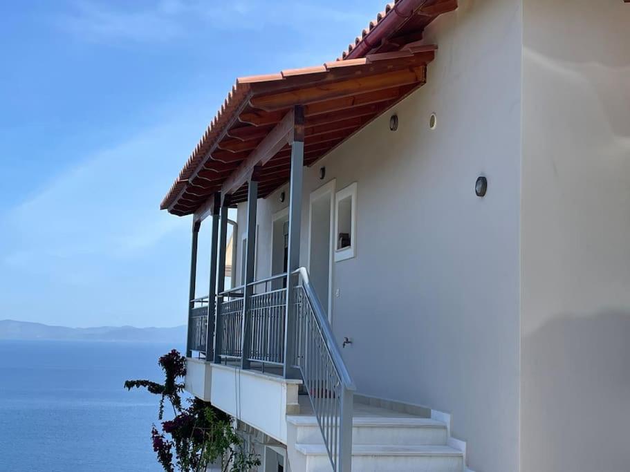 Akoumaros Breeze