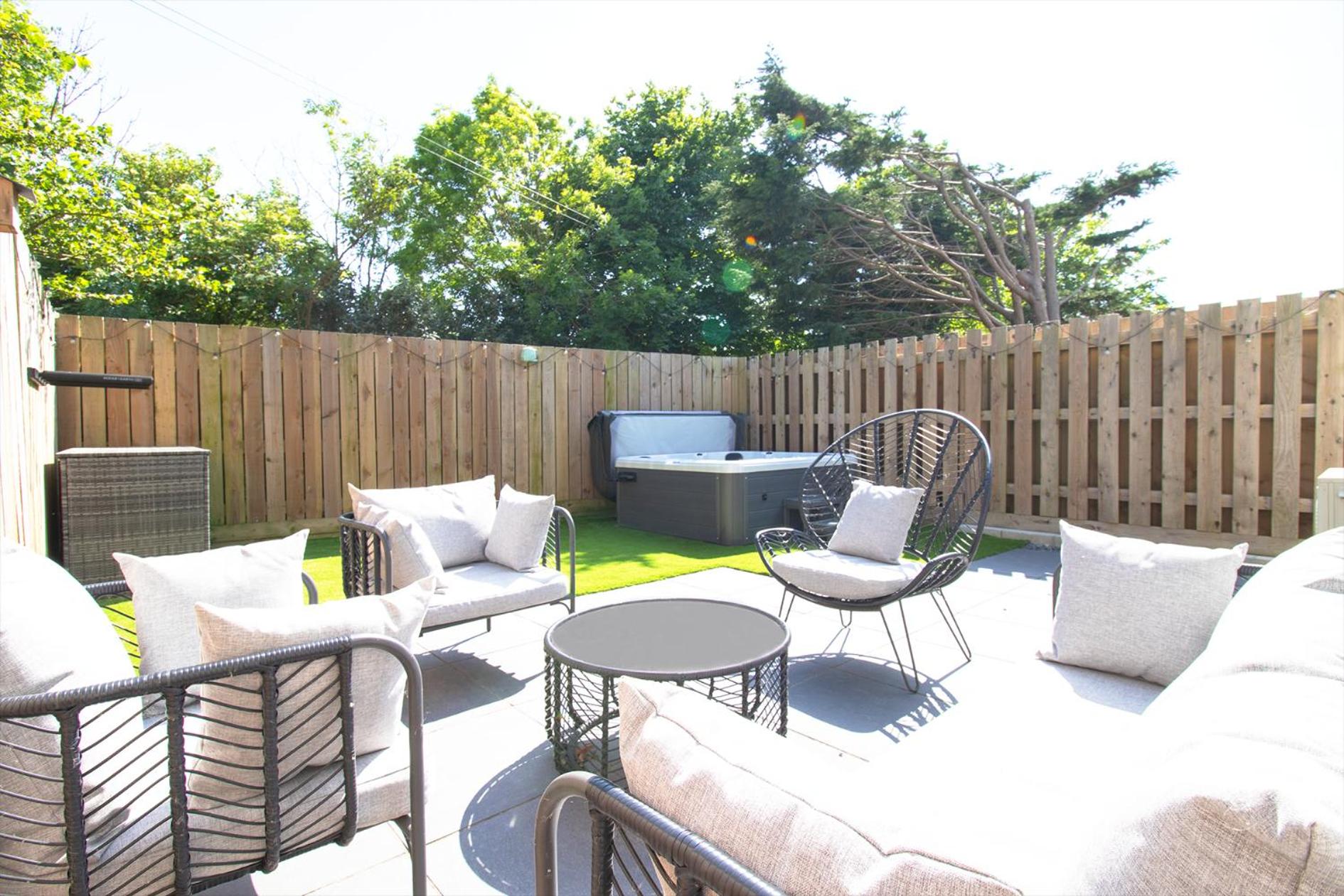Huckleberry - Premium, Hot Tub, x2 Parking, Farm Shop Next door, Private Cornish Lane view 5