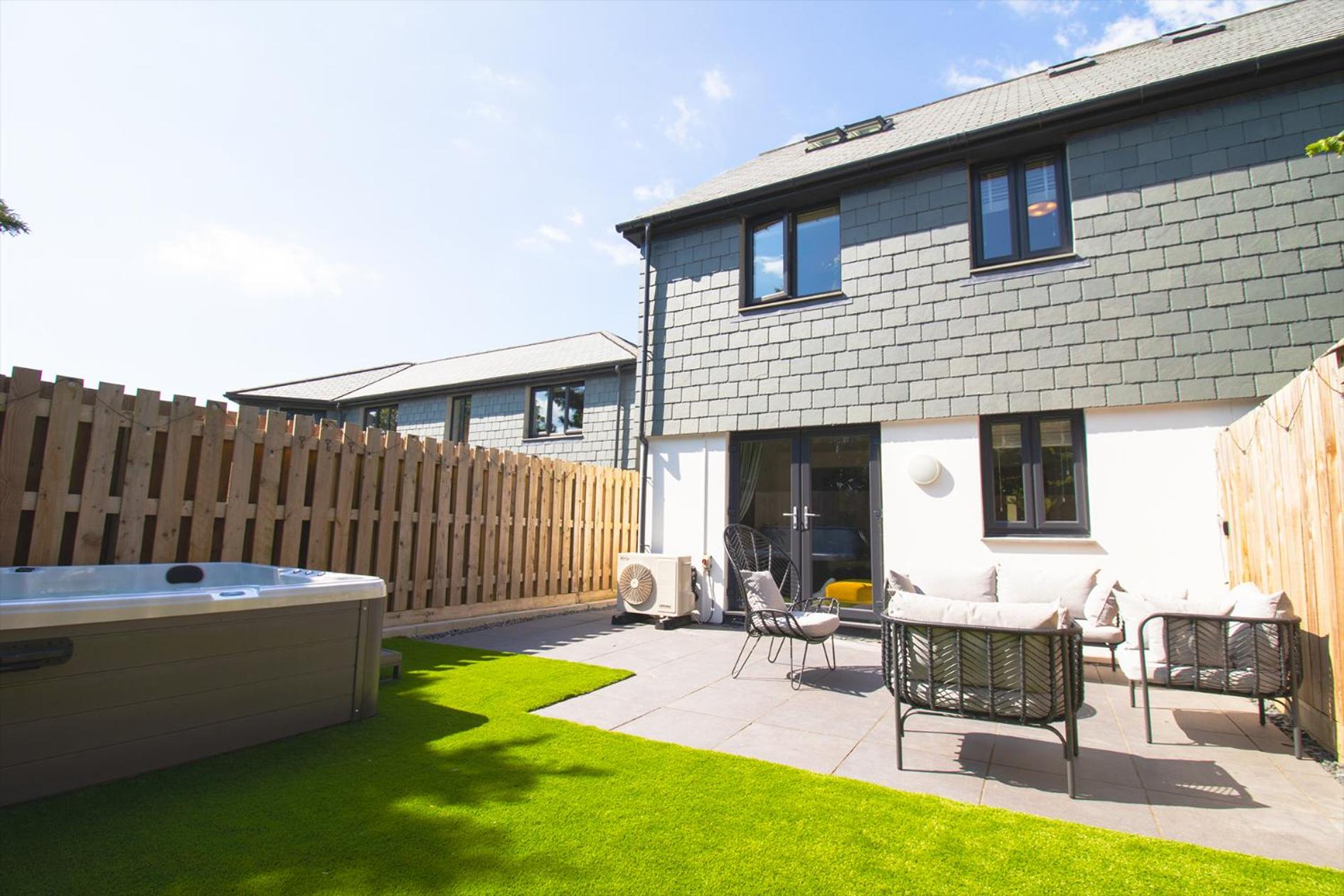 Huckleberry - Premium, Hot Tub, x2 Parking, Farm Shop Next door, Private Cornish Lane view 3