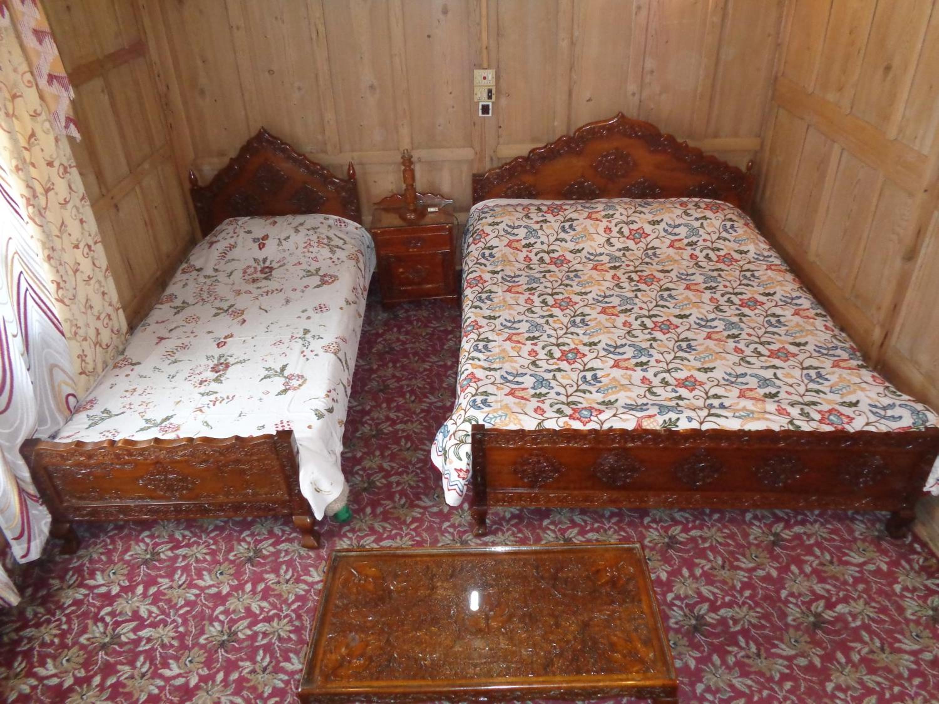 Raja's Palace Houseboat - Kashmir view 2