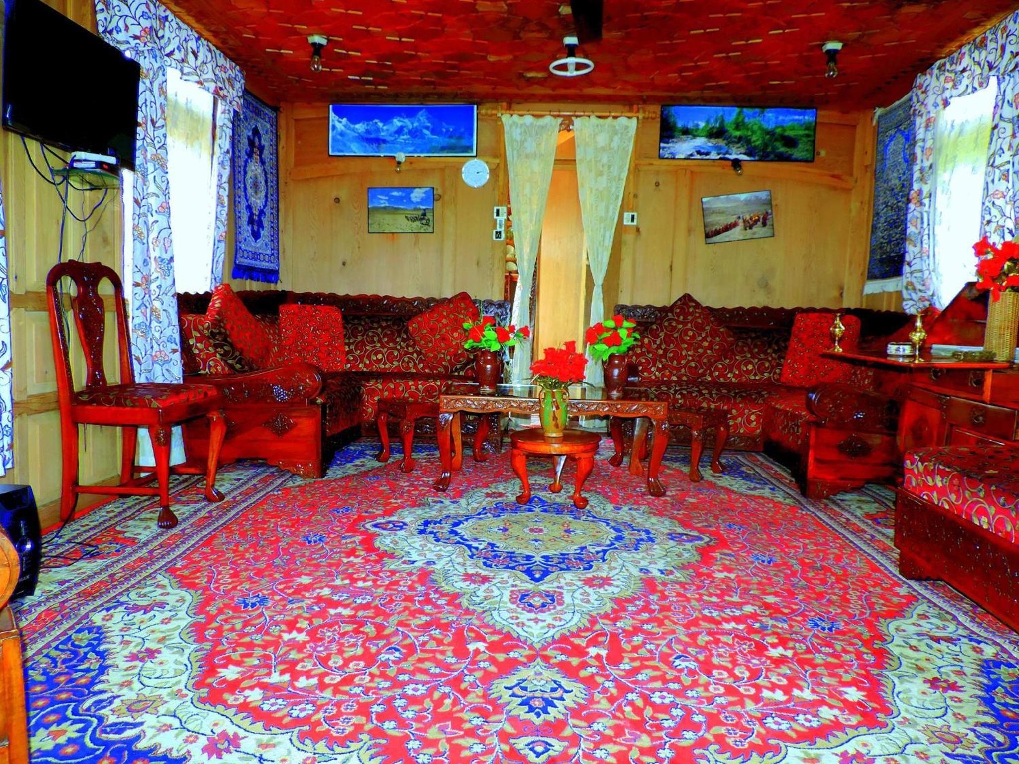 Raja's Palace Houseboat - Kashmir view 3