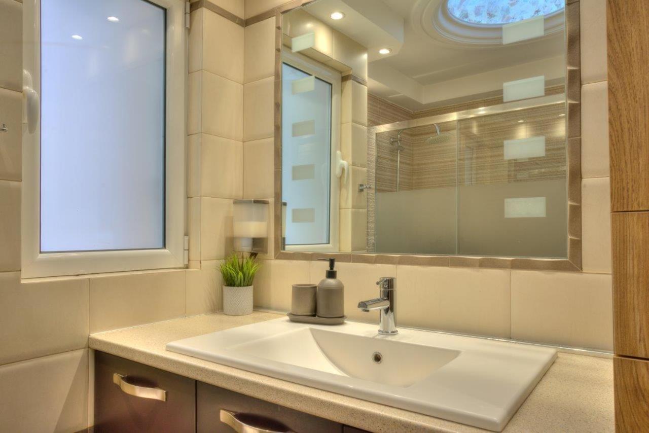 Elegant 2-Bedroom Apartment with Sea View, 100m2