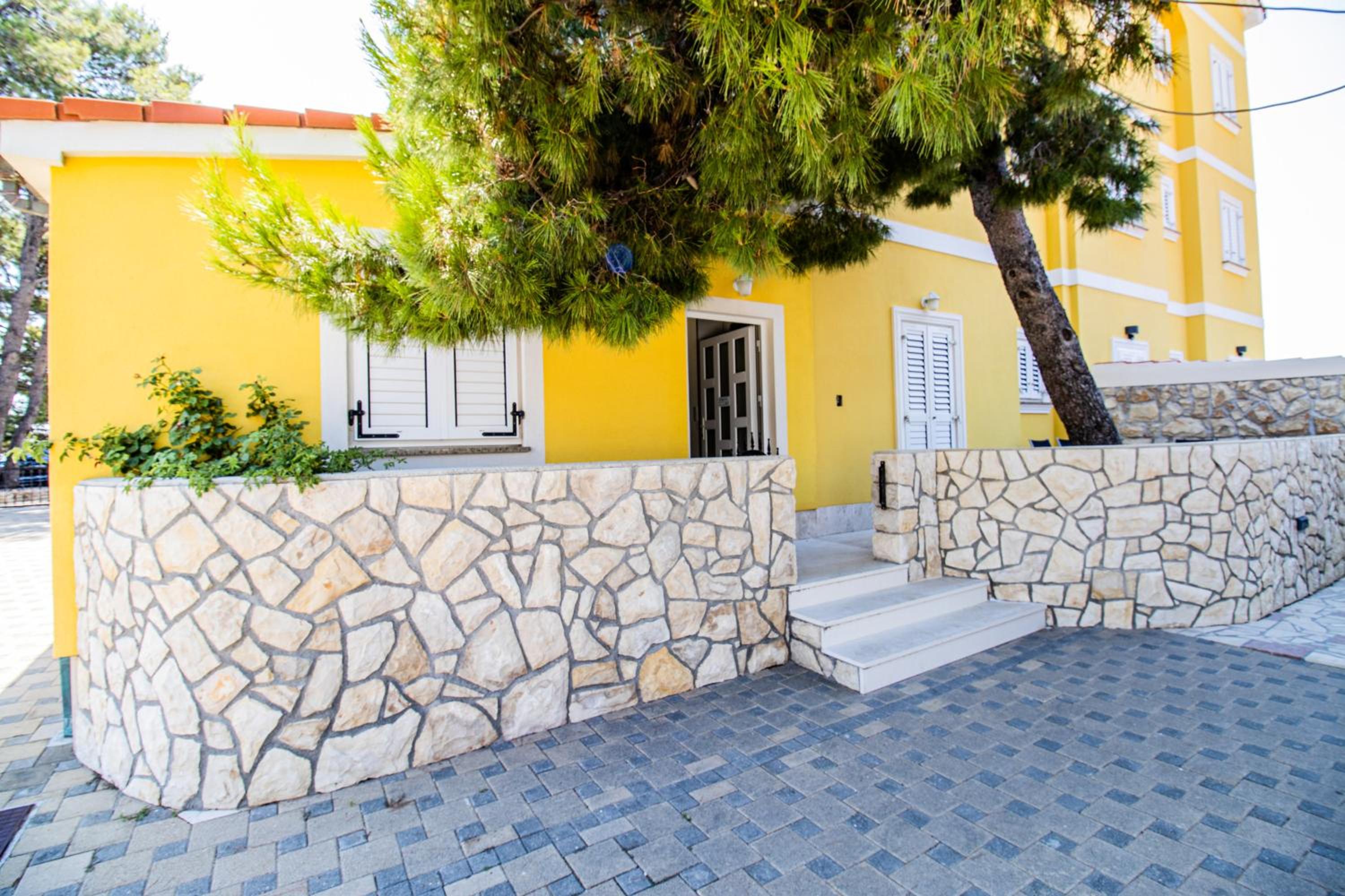 Villa Petrac - App1 view 5