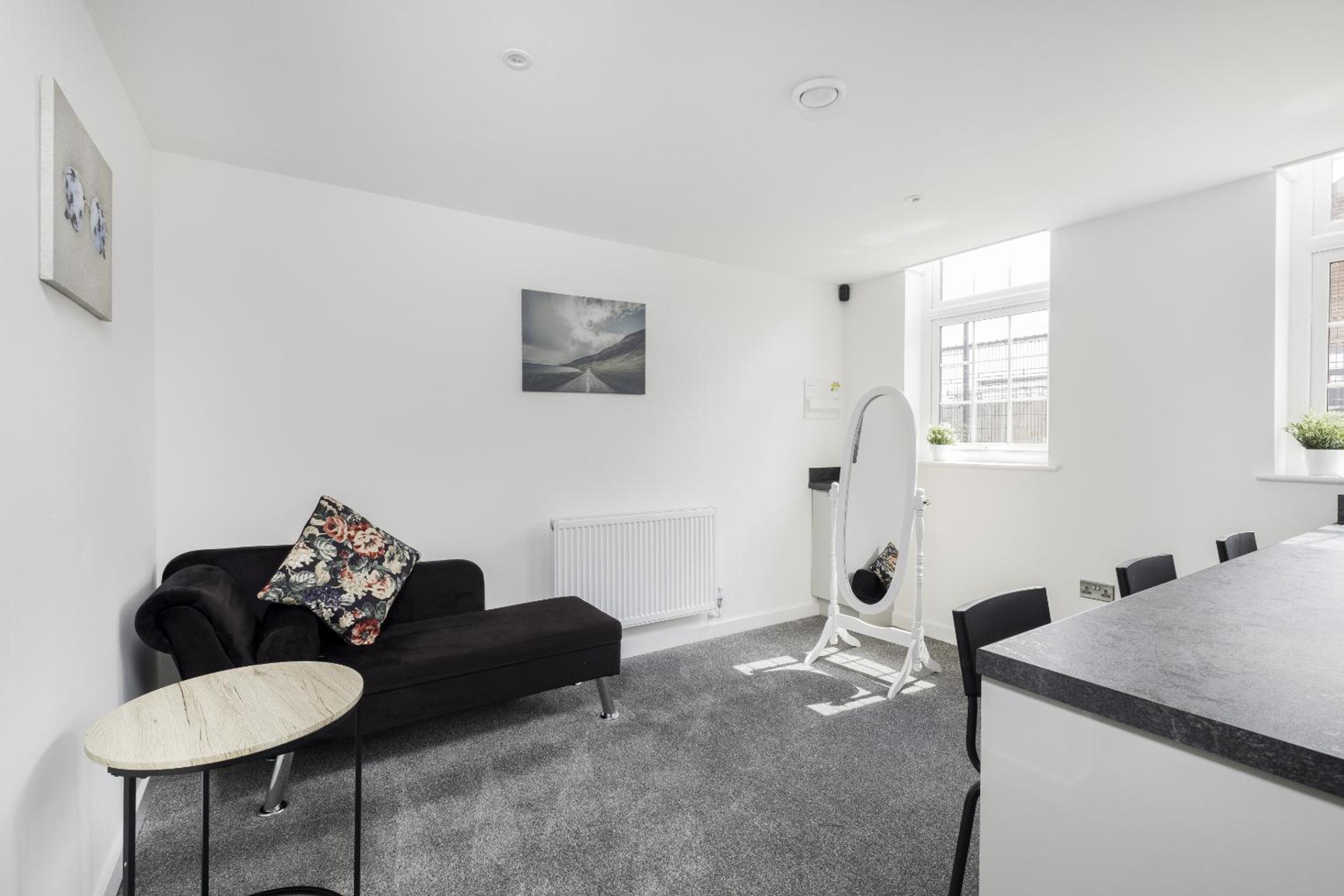 2Bed Flat-Secured Free Parking-by Holiday Homes