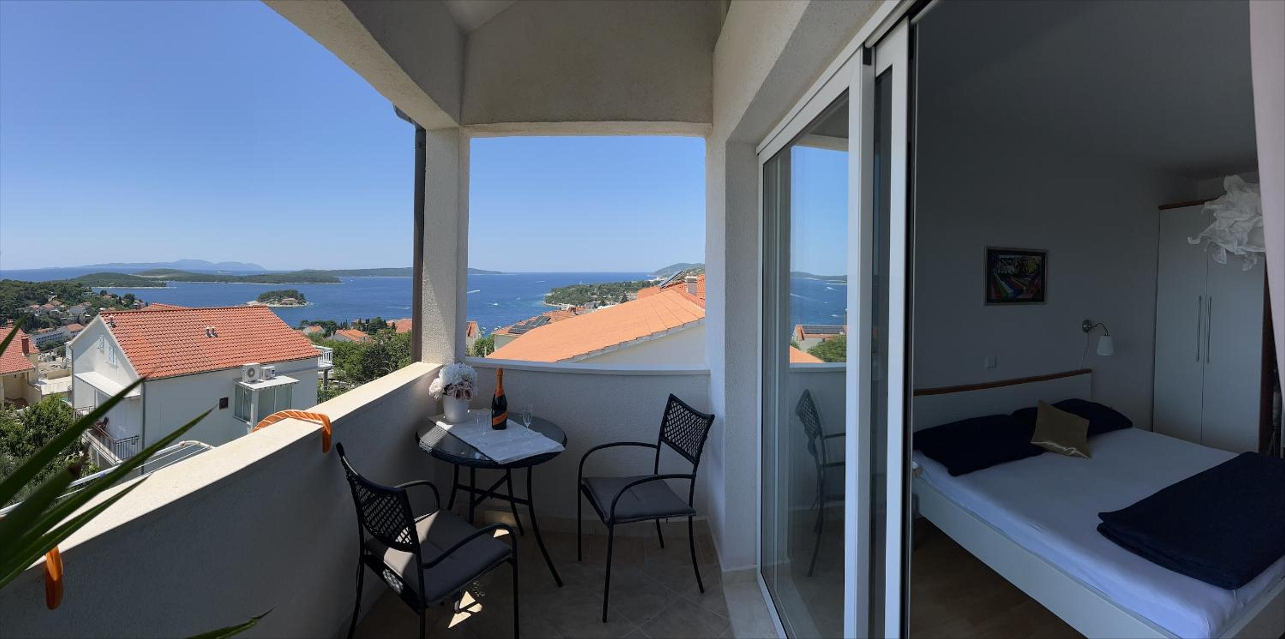 Hotel La Fee studio apartment - Image 1