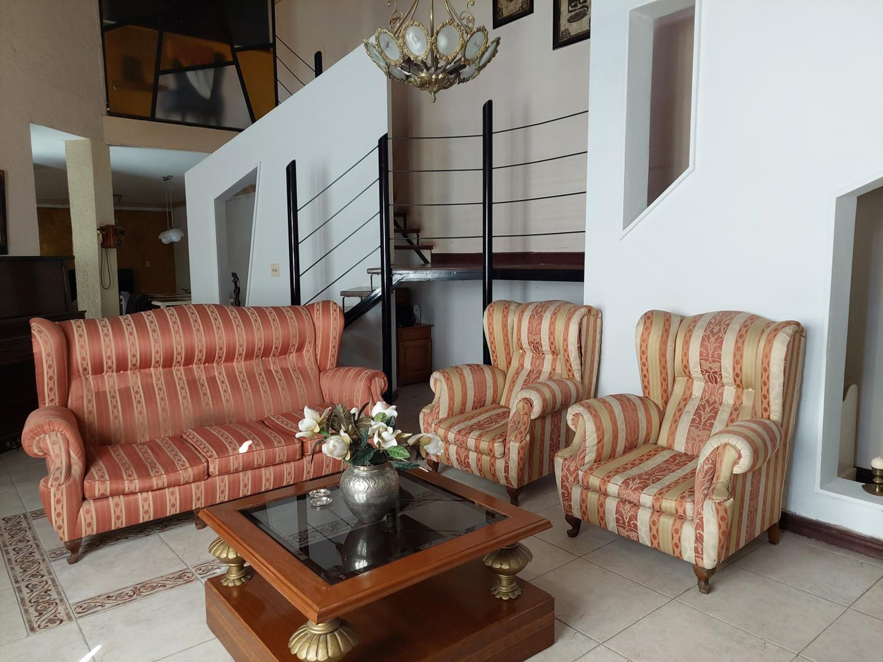 Habitación con baño privado y estacionamiento