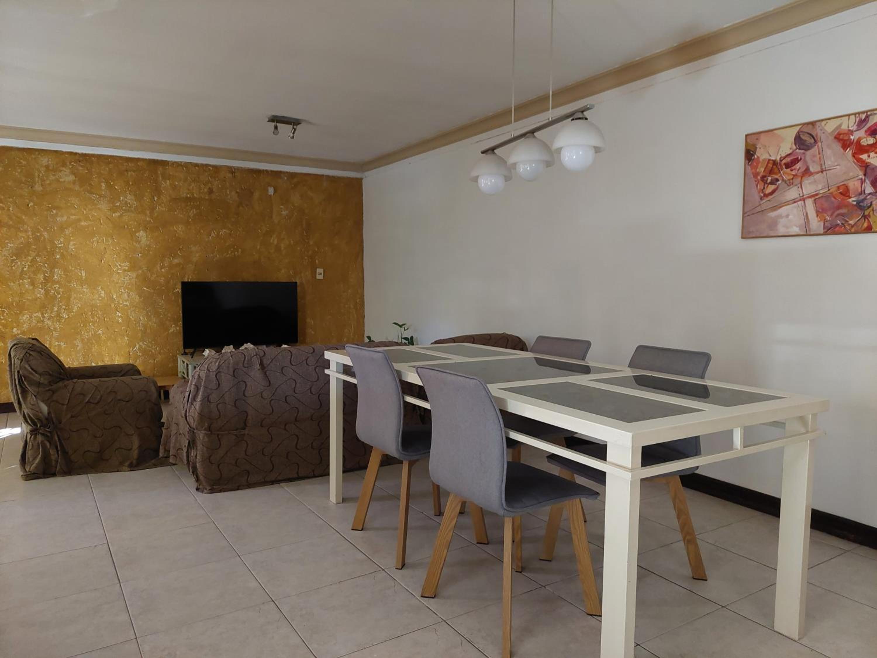 Habitación con baño privado y estacionamiento