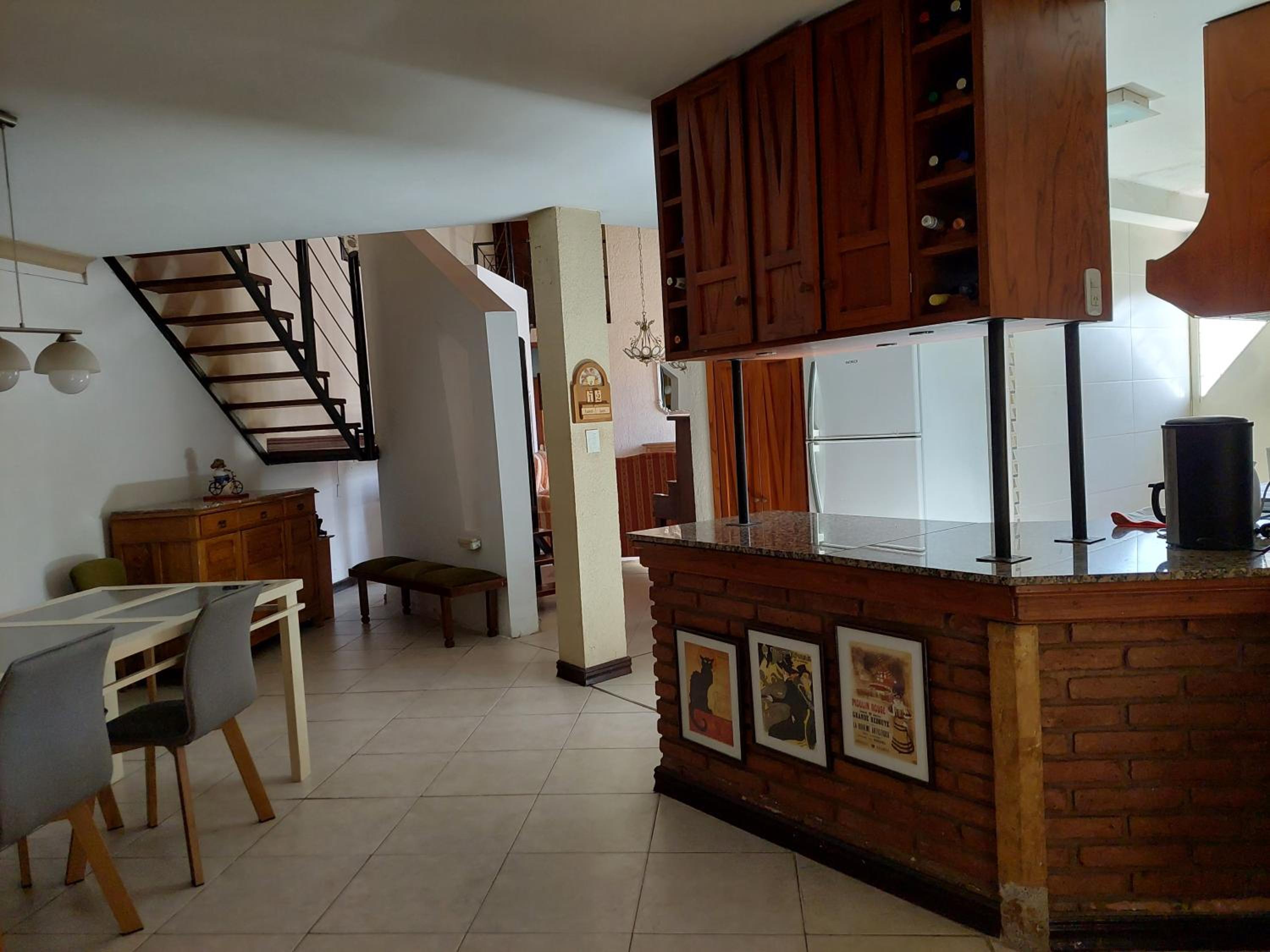 Habitación con baño privado y estacionamiento