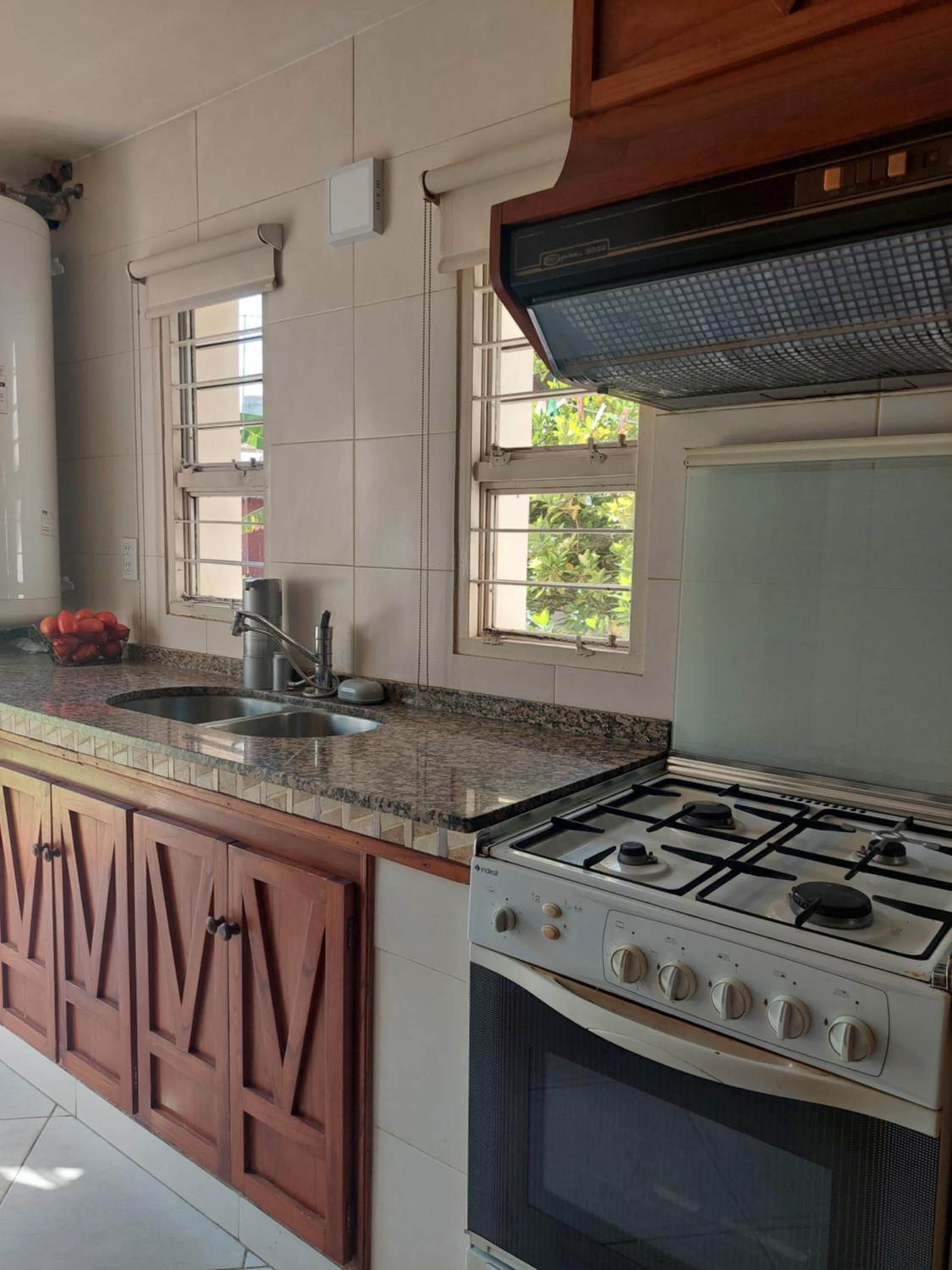 Habitación con baño privado y estacionamiento