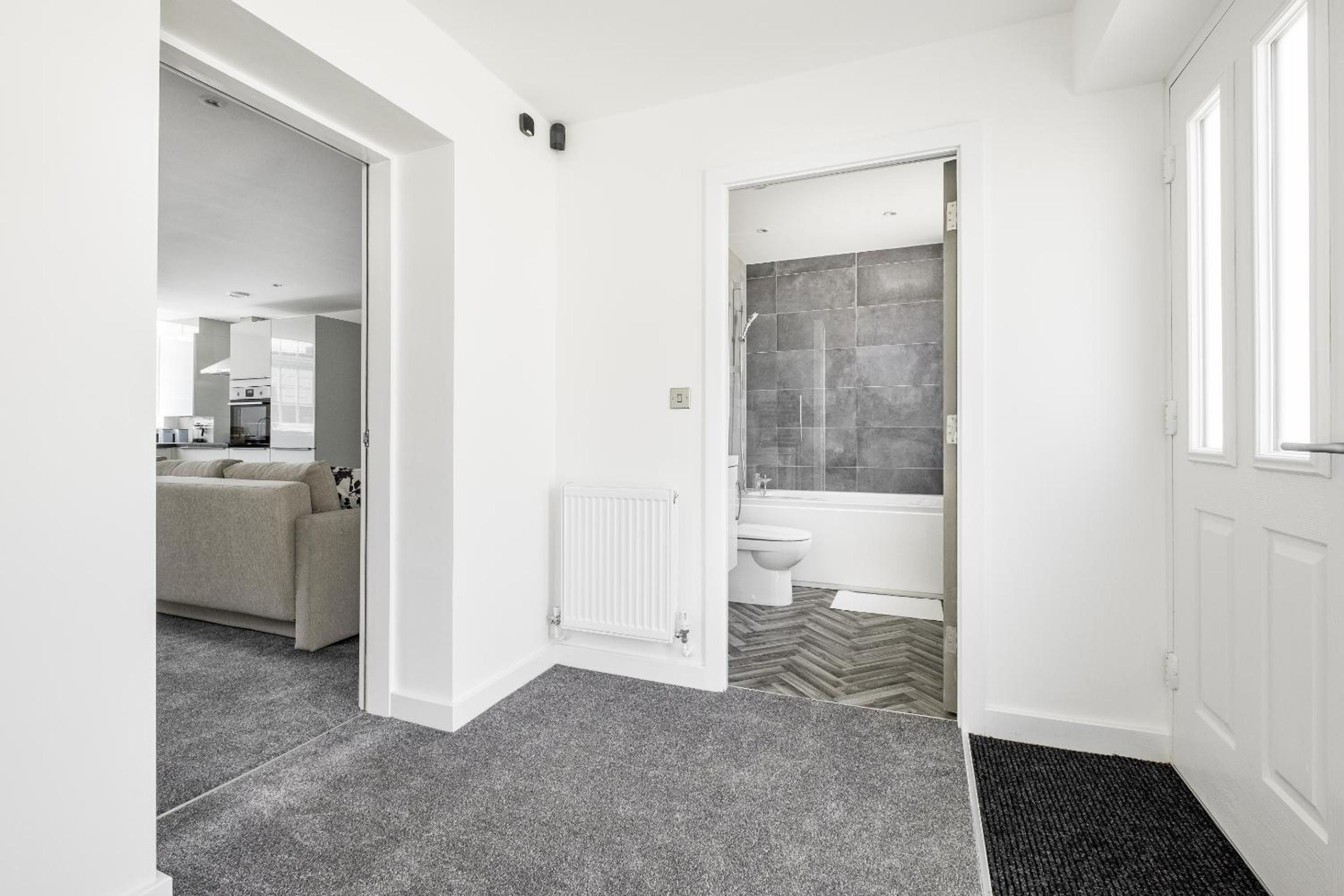 2Bed Flat-Secured Free Parking-by Holiday Homes