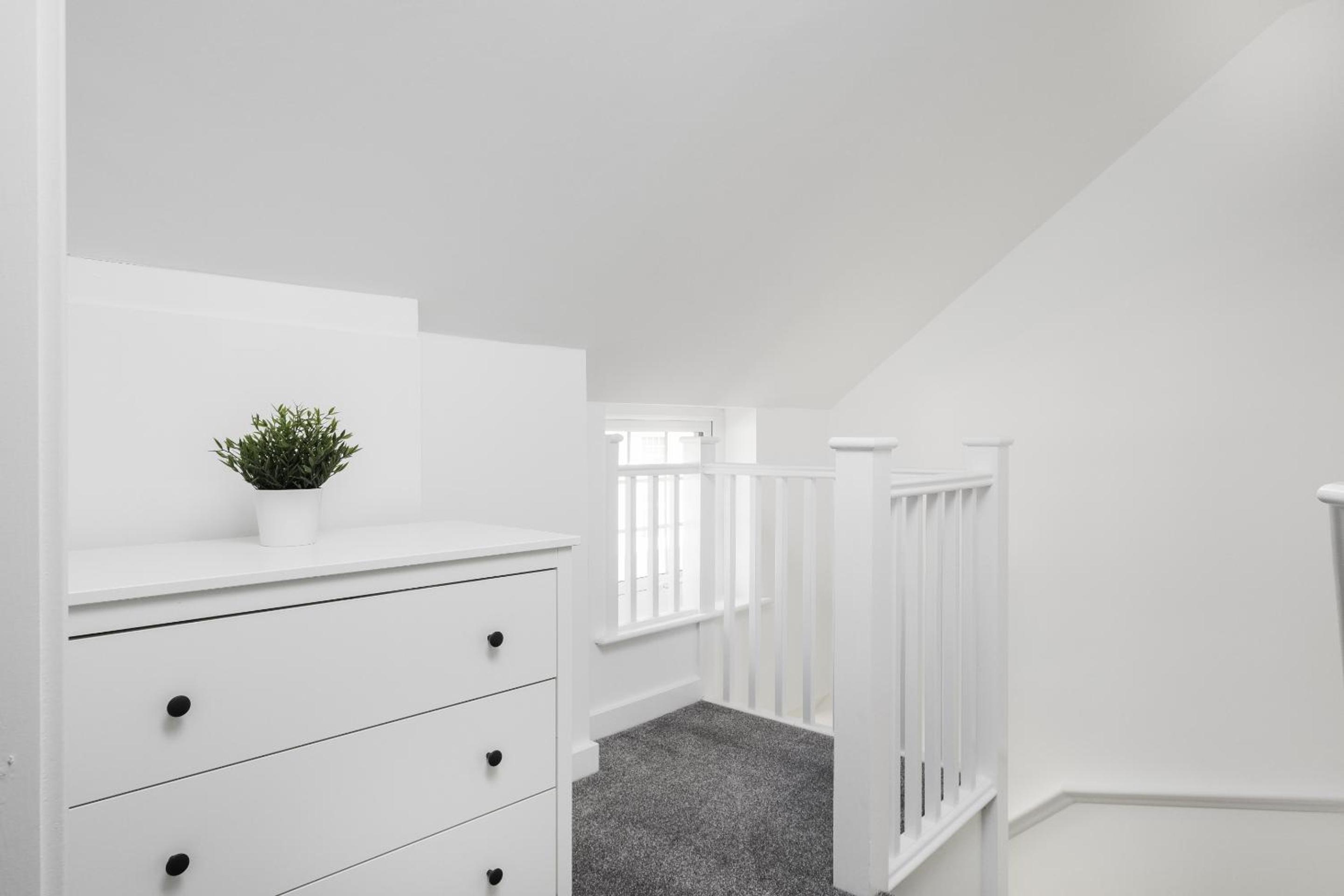 2Bed Flat-Secured Free Parking-by Holiday Homes
