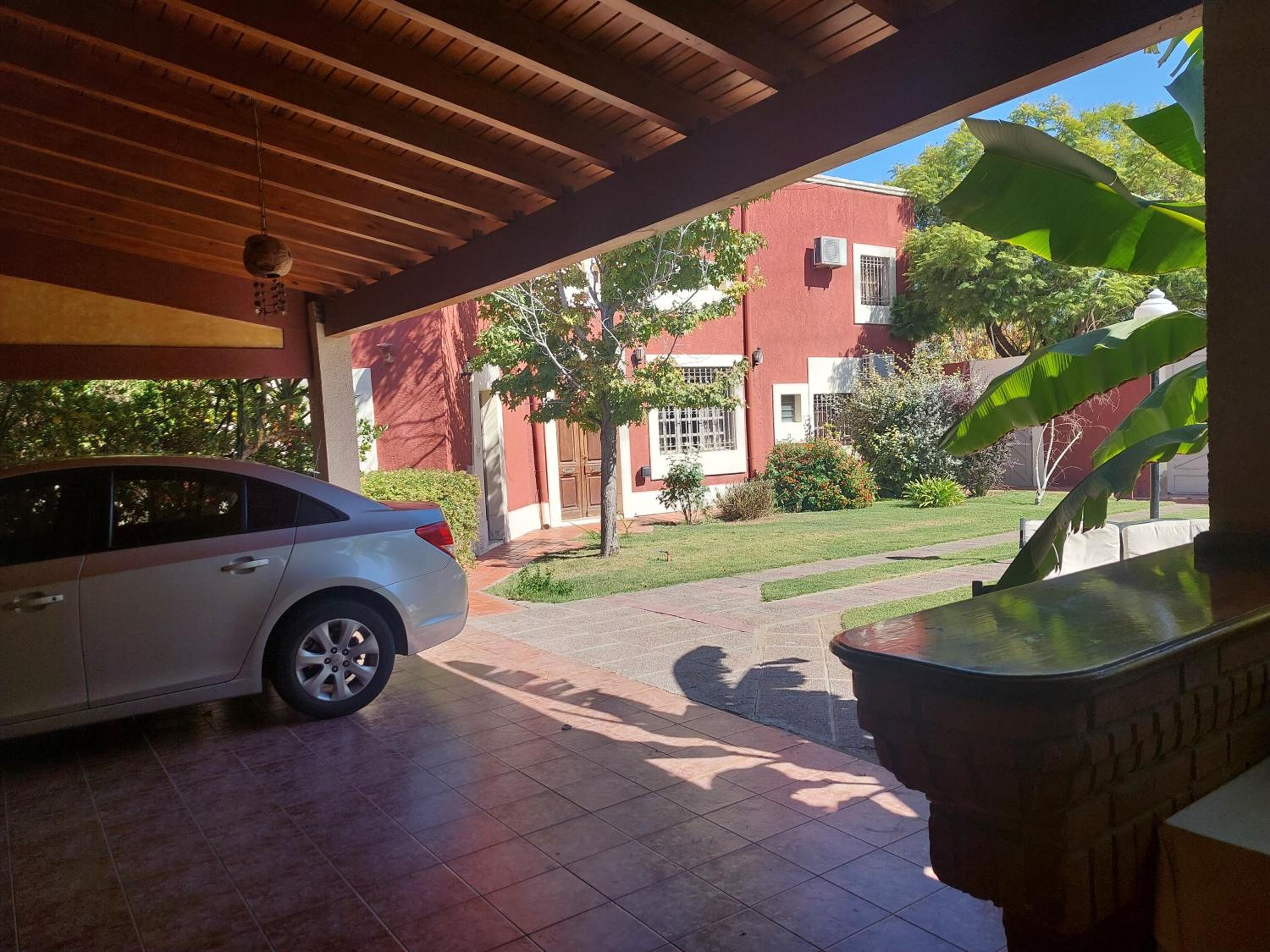 Habitación con baño privado y estacionamiento