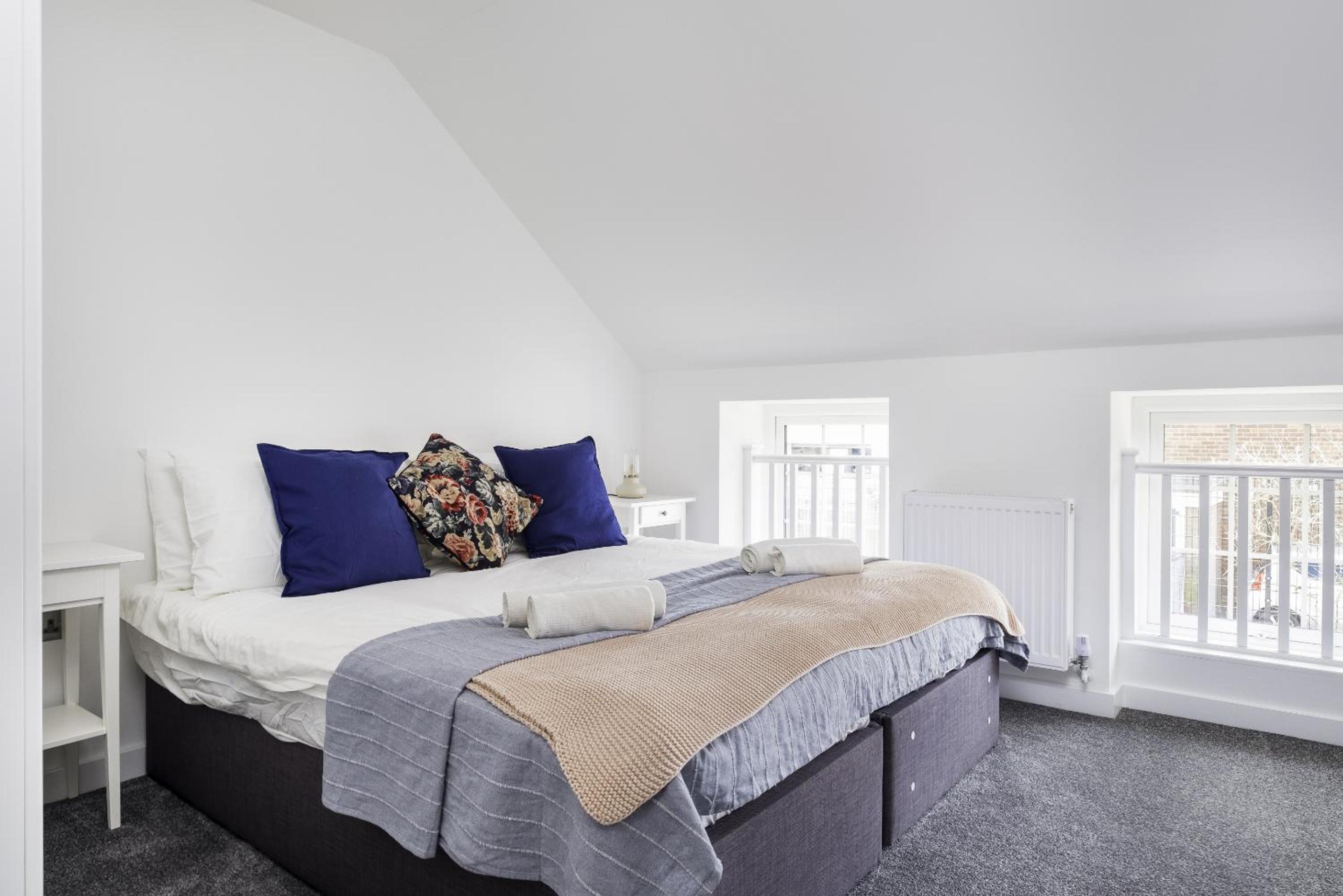 2Bed Flat-Secured Free Parking-by Holiday Homes