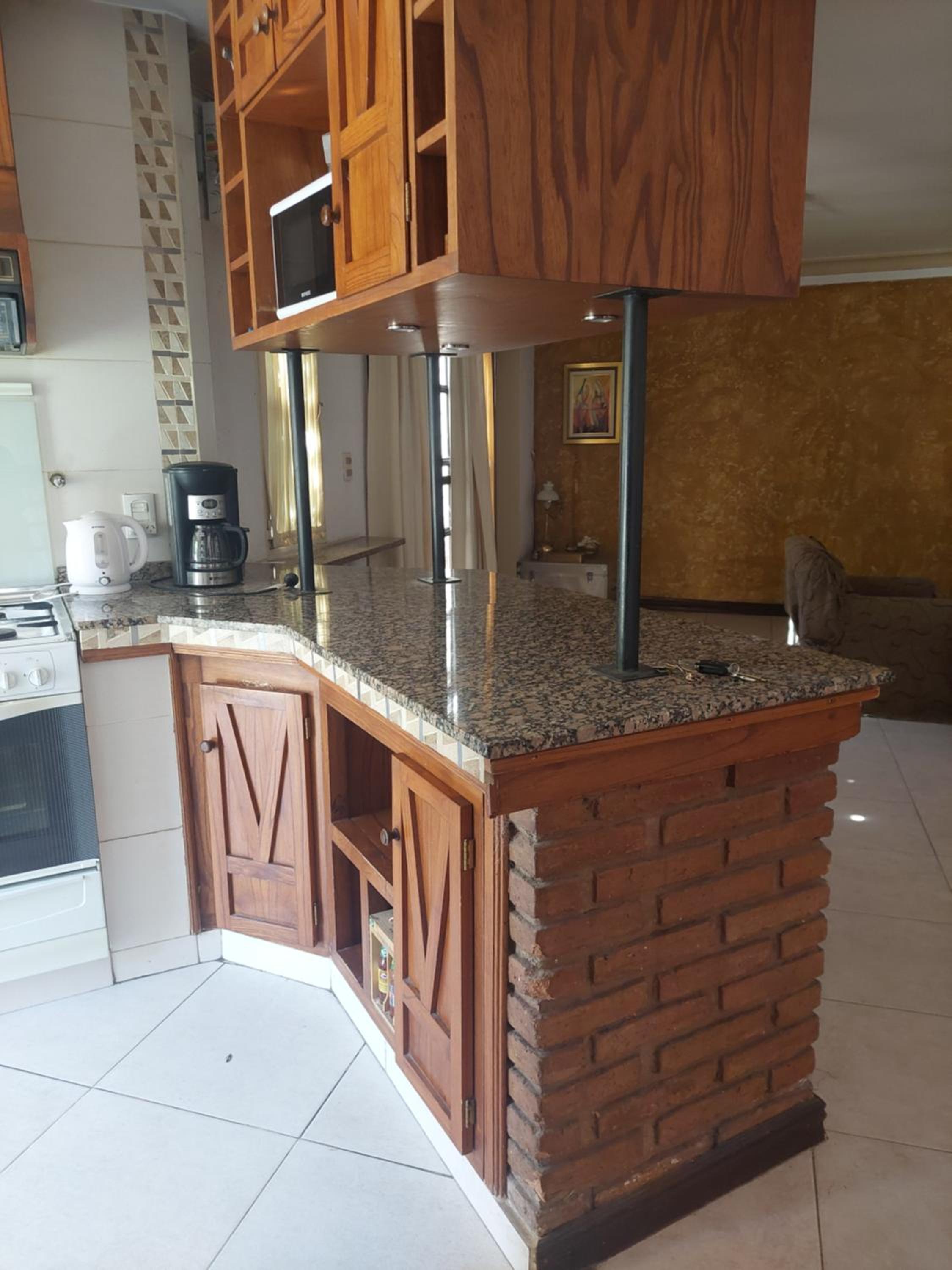 Habitación con baño privado y estacionamiento
