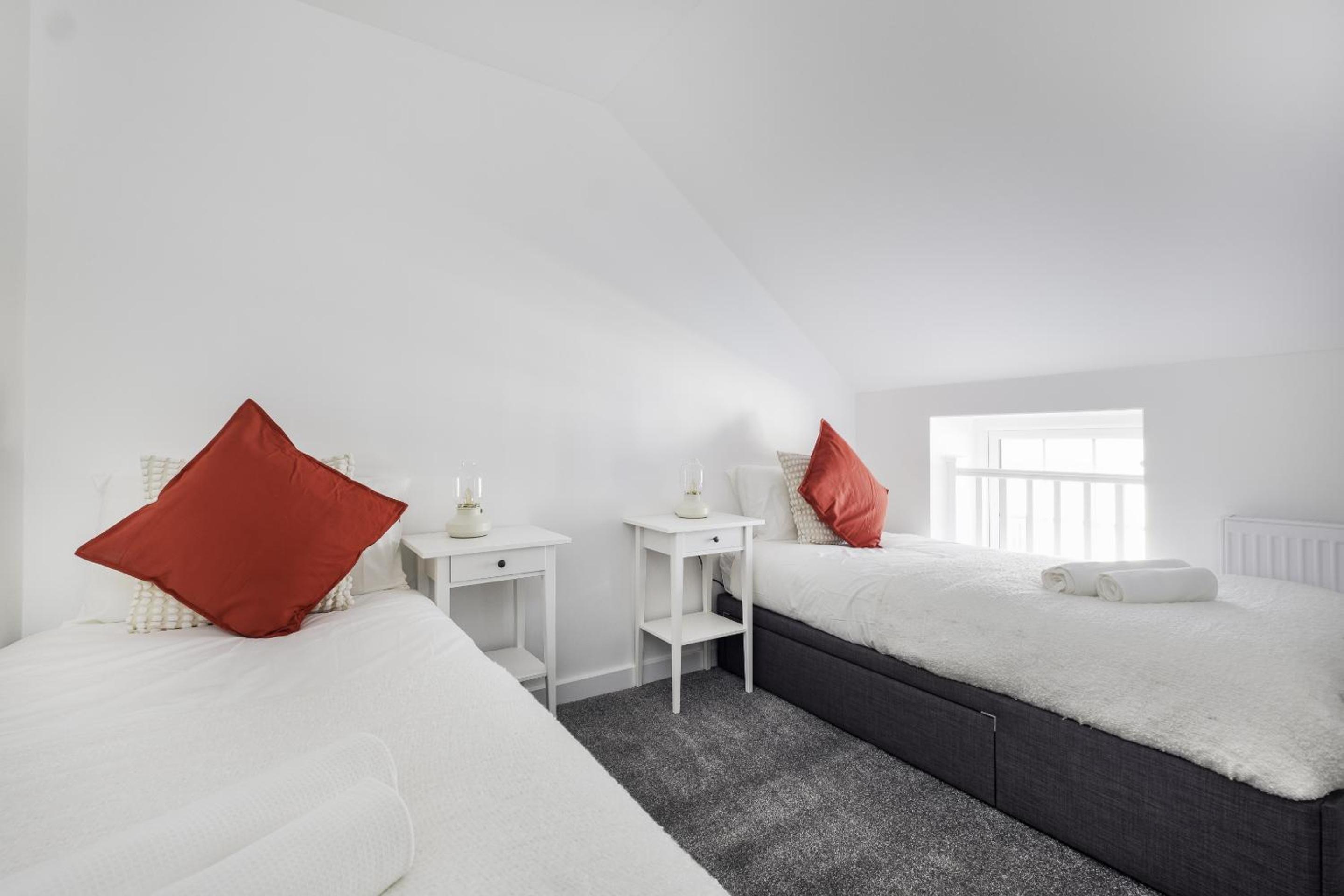 2Bed Flat-Secured Free Parking-by Holiday Homes