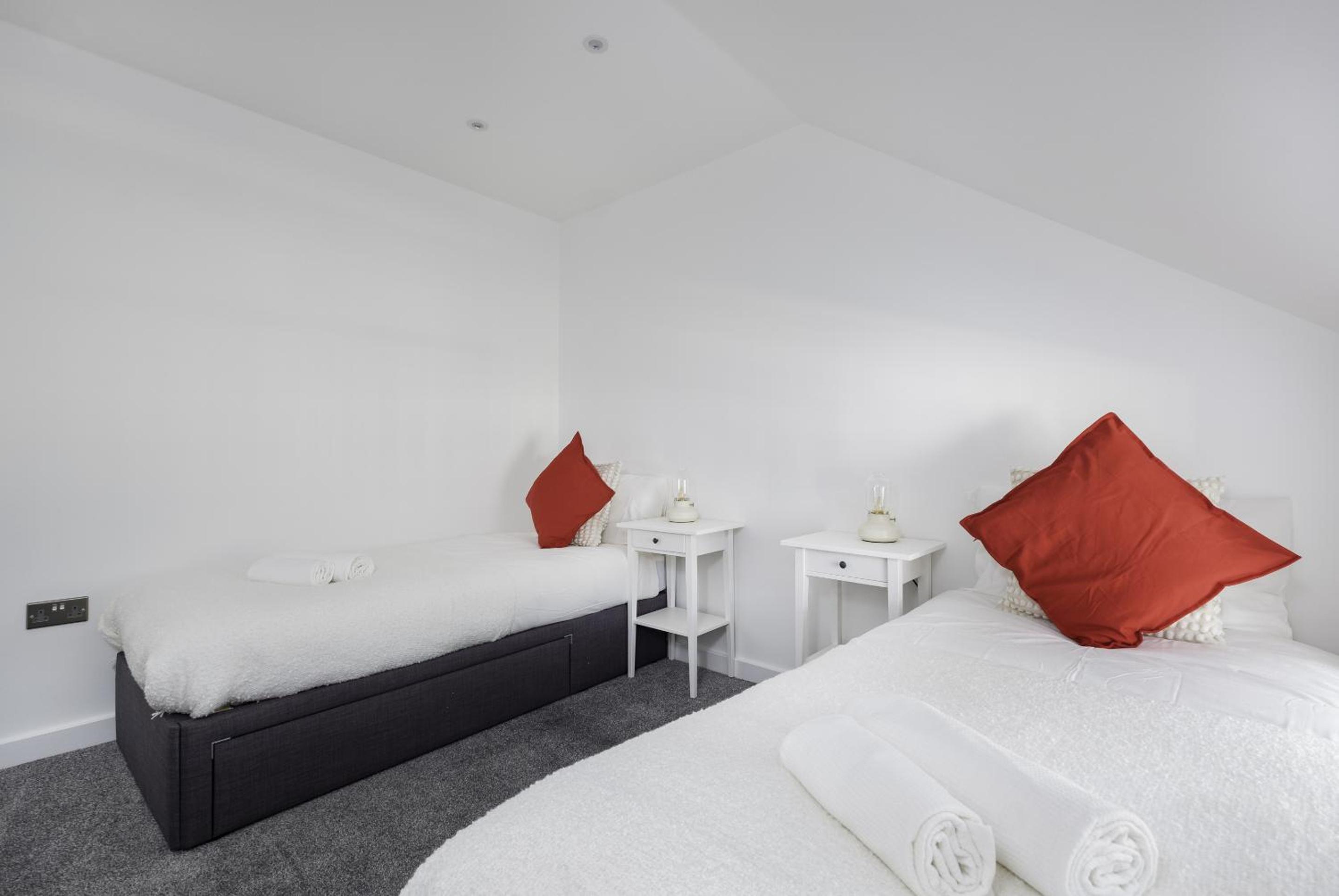 2Bed Flat-Secured Free Parking-by Holiday Homes
