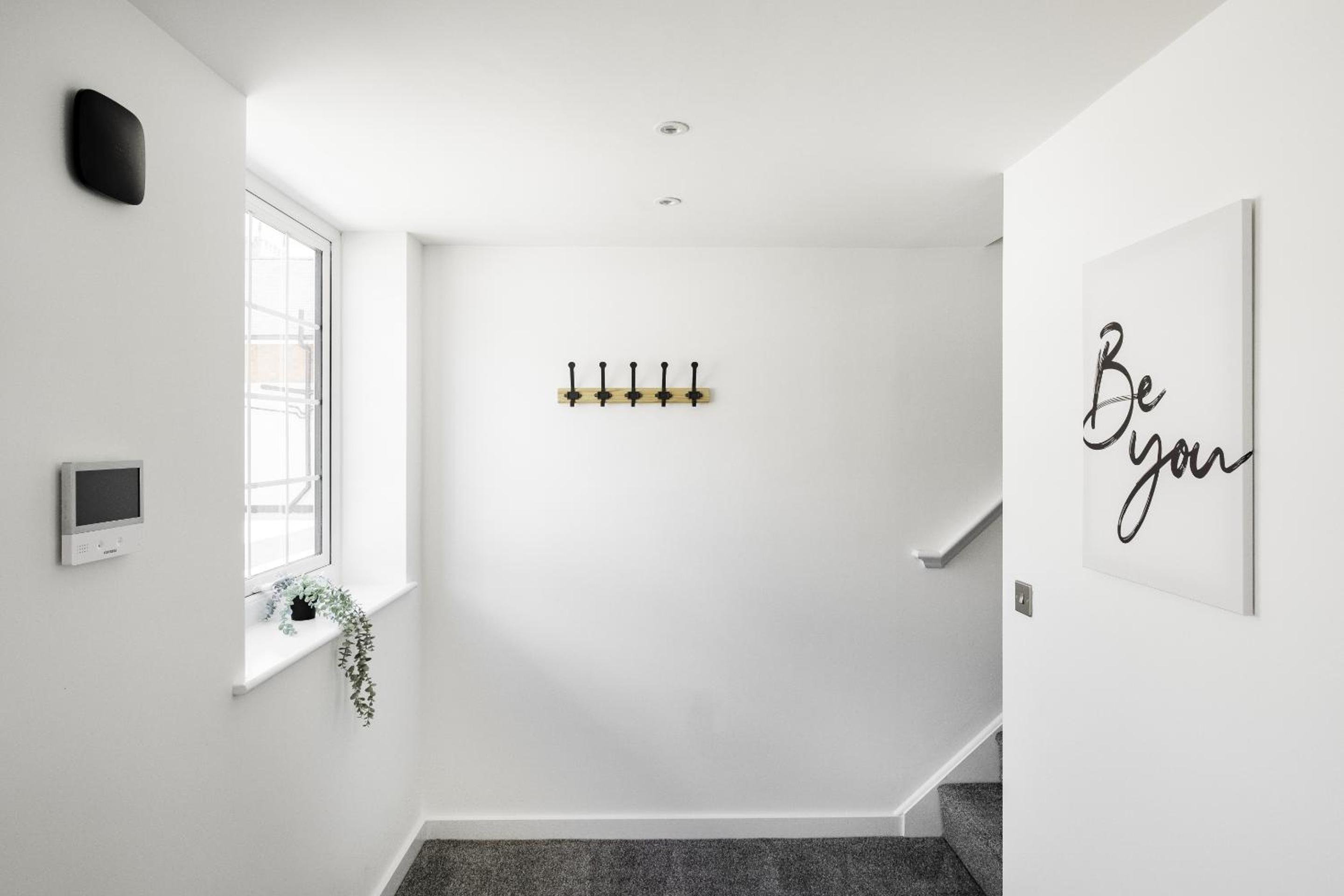 2Bed Flat-Secured Free Parking-by Holiday Homes