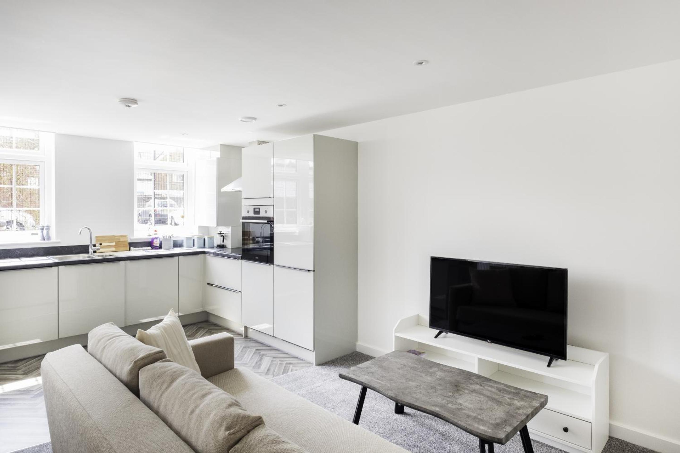 2Bed Flat-Secured Free Parking-by Holiday Homes