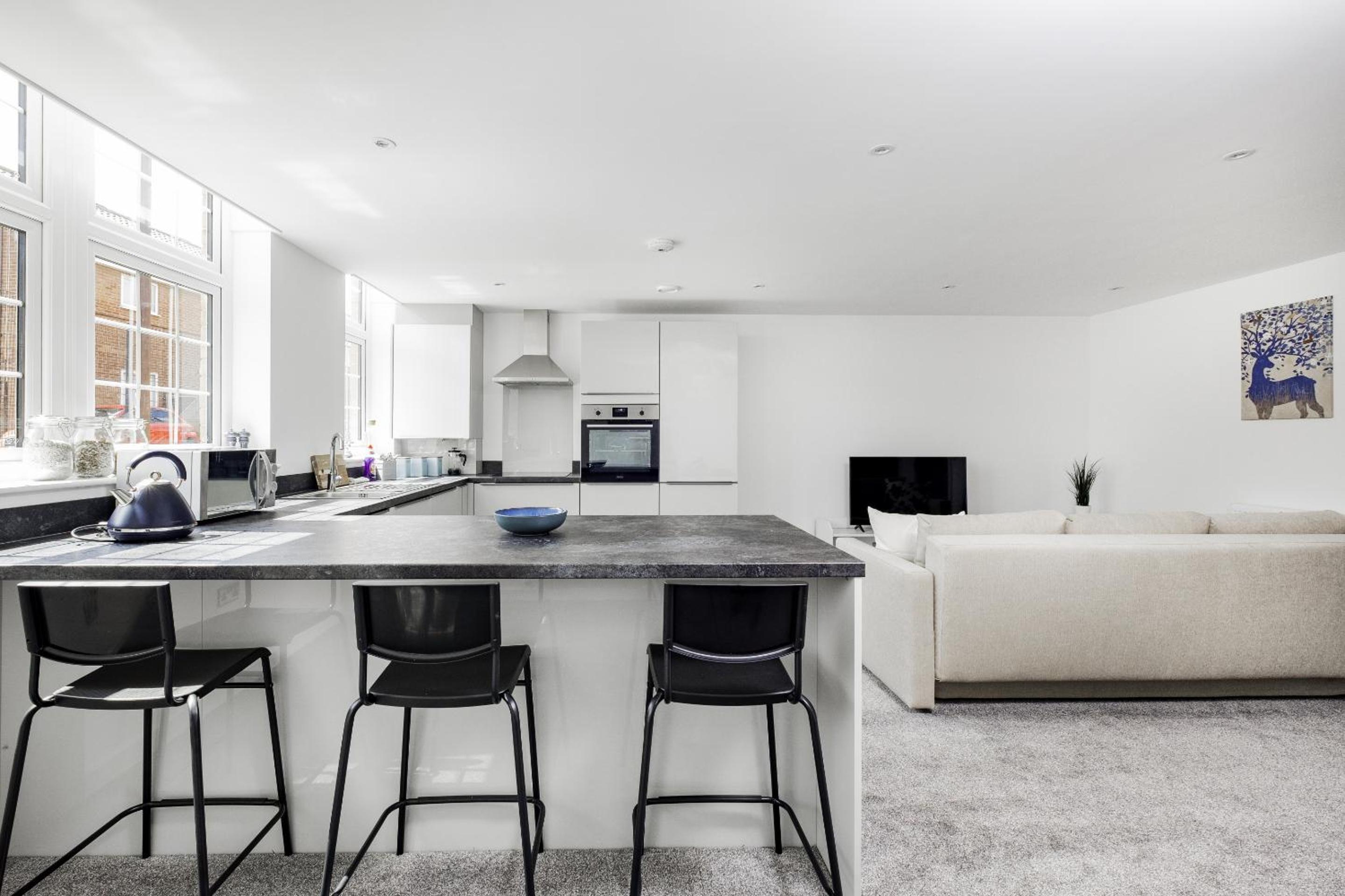 2Bed Flat-Secured Free Parking-by Holiday Homes