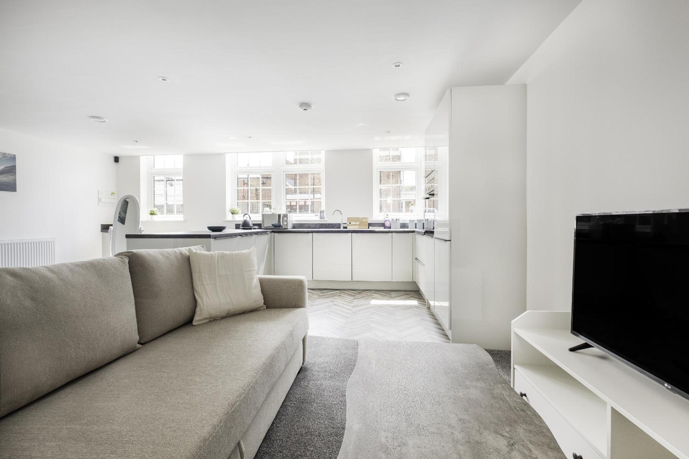2Bed Flat-Secured Free Parking-by Holiday Homes