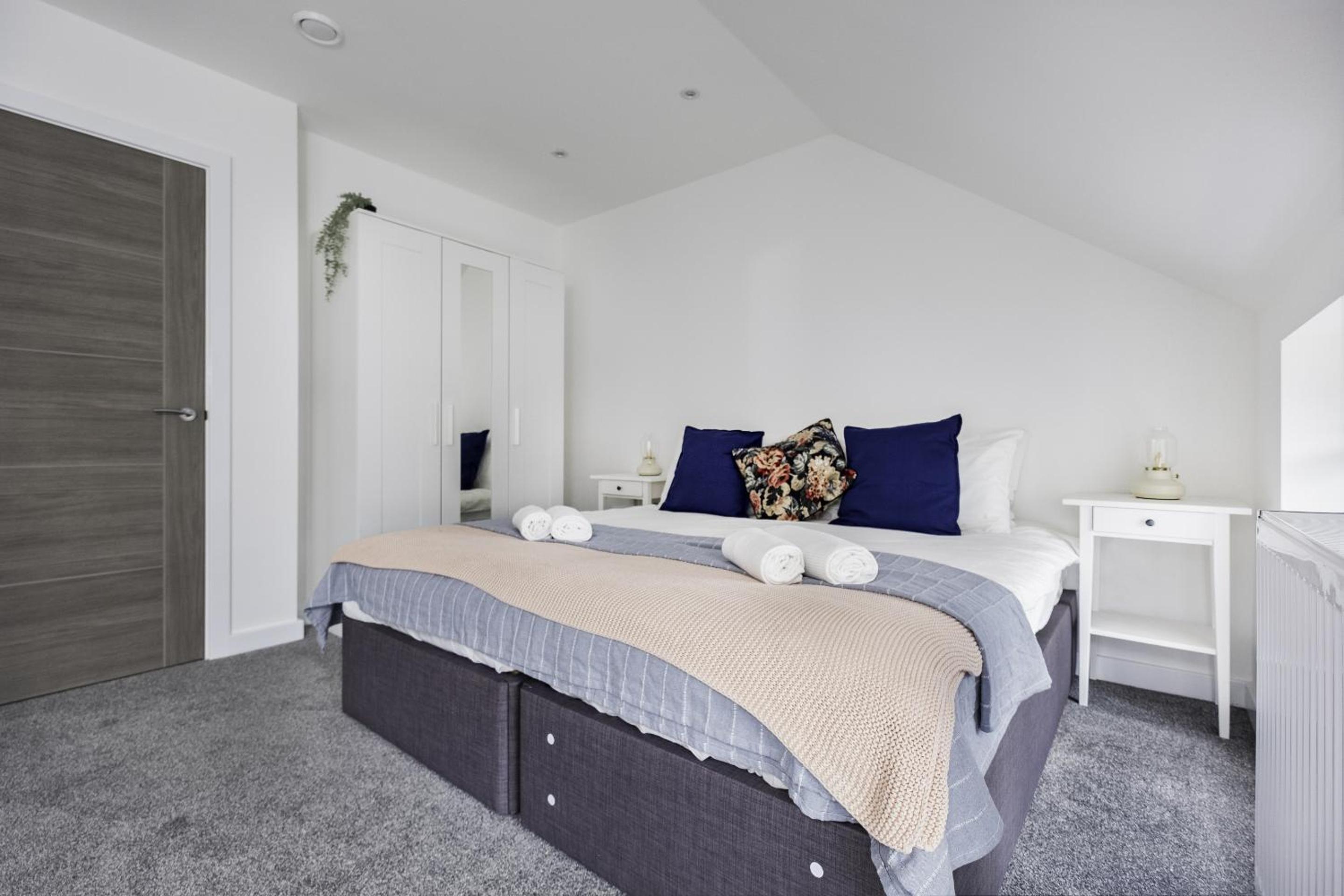 2Bed Flat-Secured Free Parking-by Holiday Homes