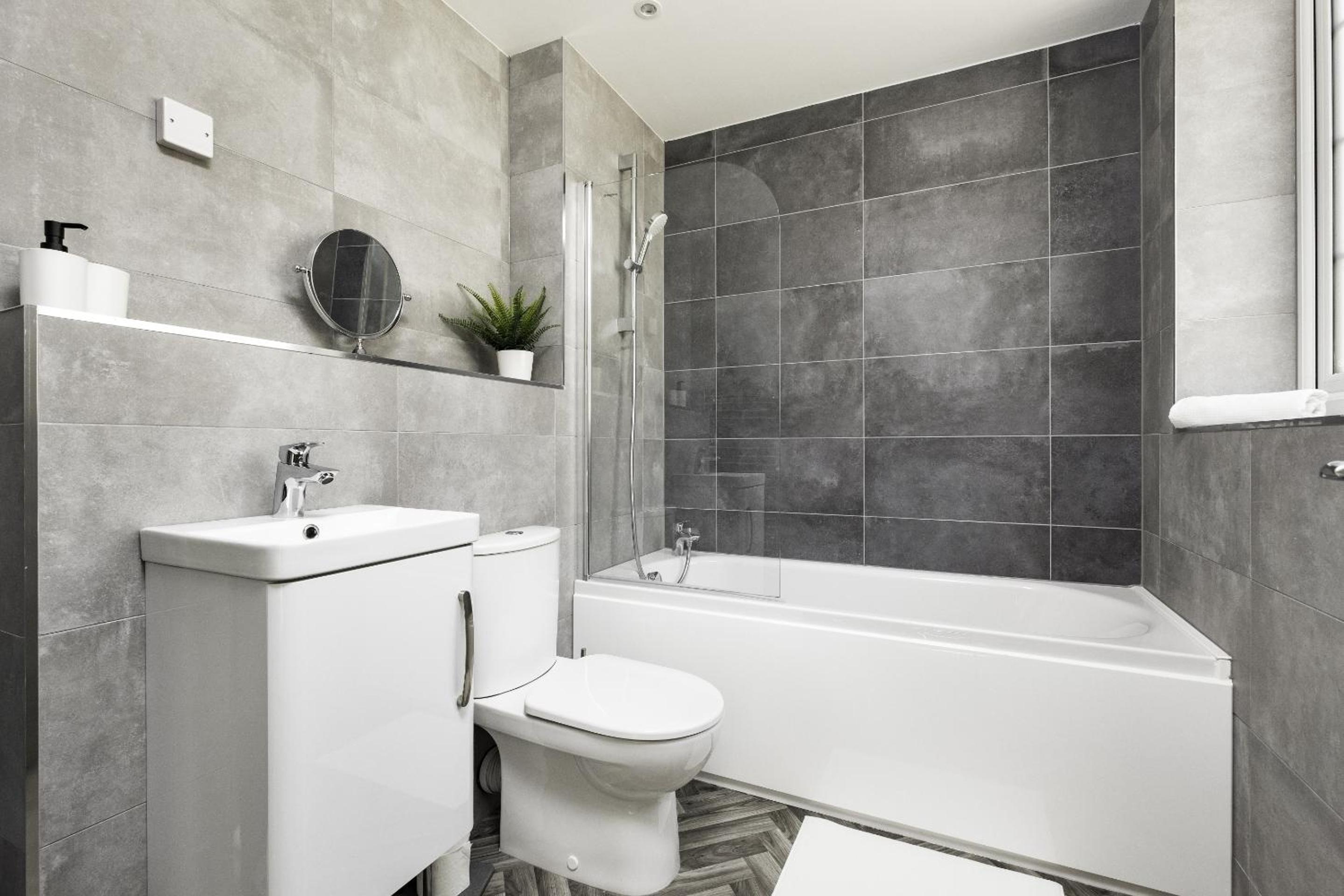 2Bed Flat-Secured Free Parking-by Holiday Homes