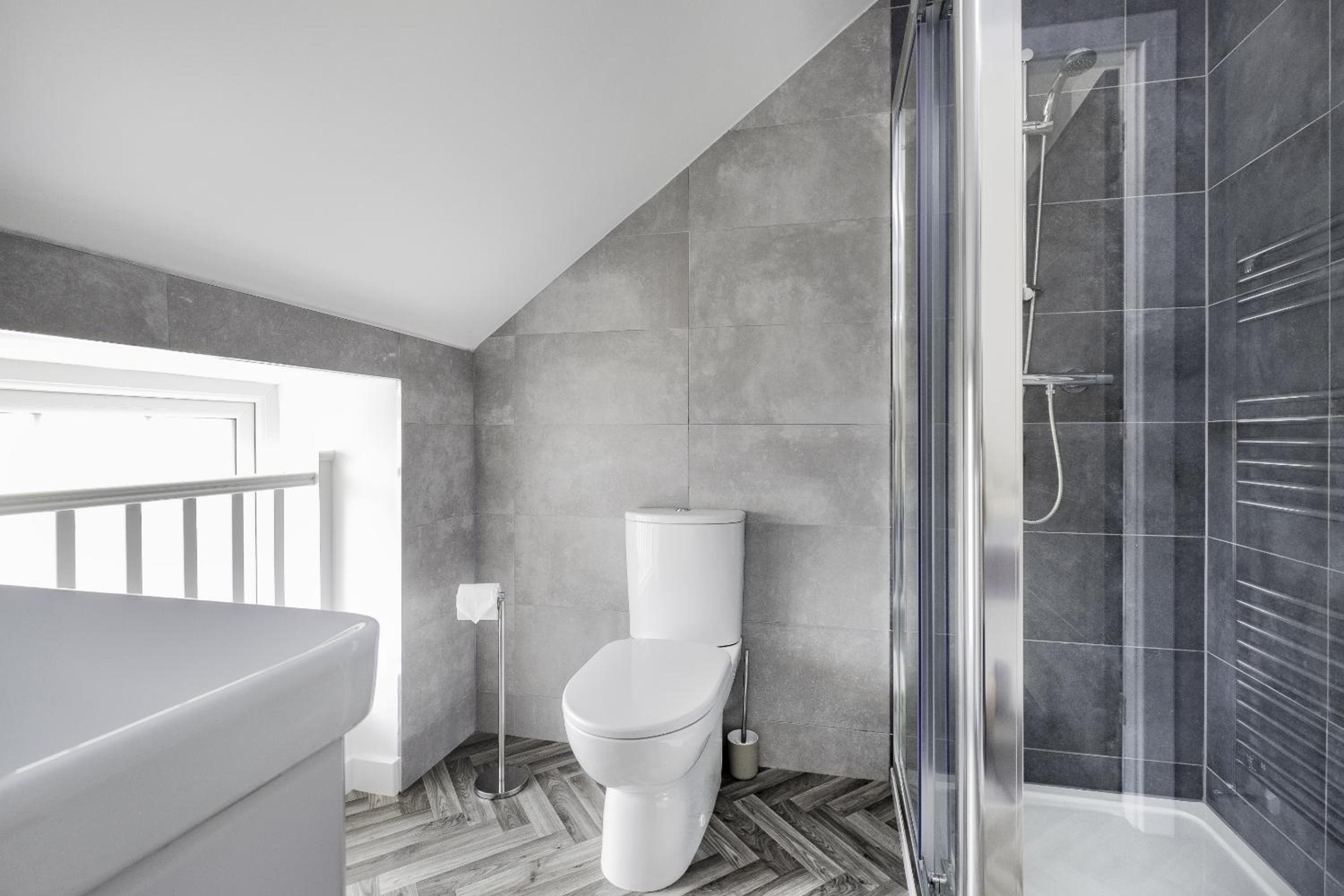 2Bed Flat-Secured Free Parking-by Holiday Homes