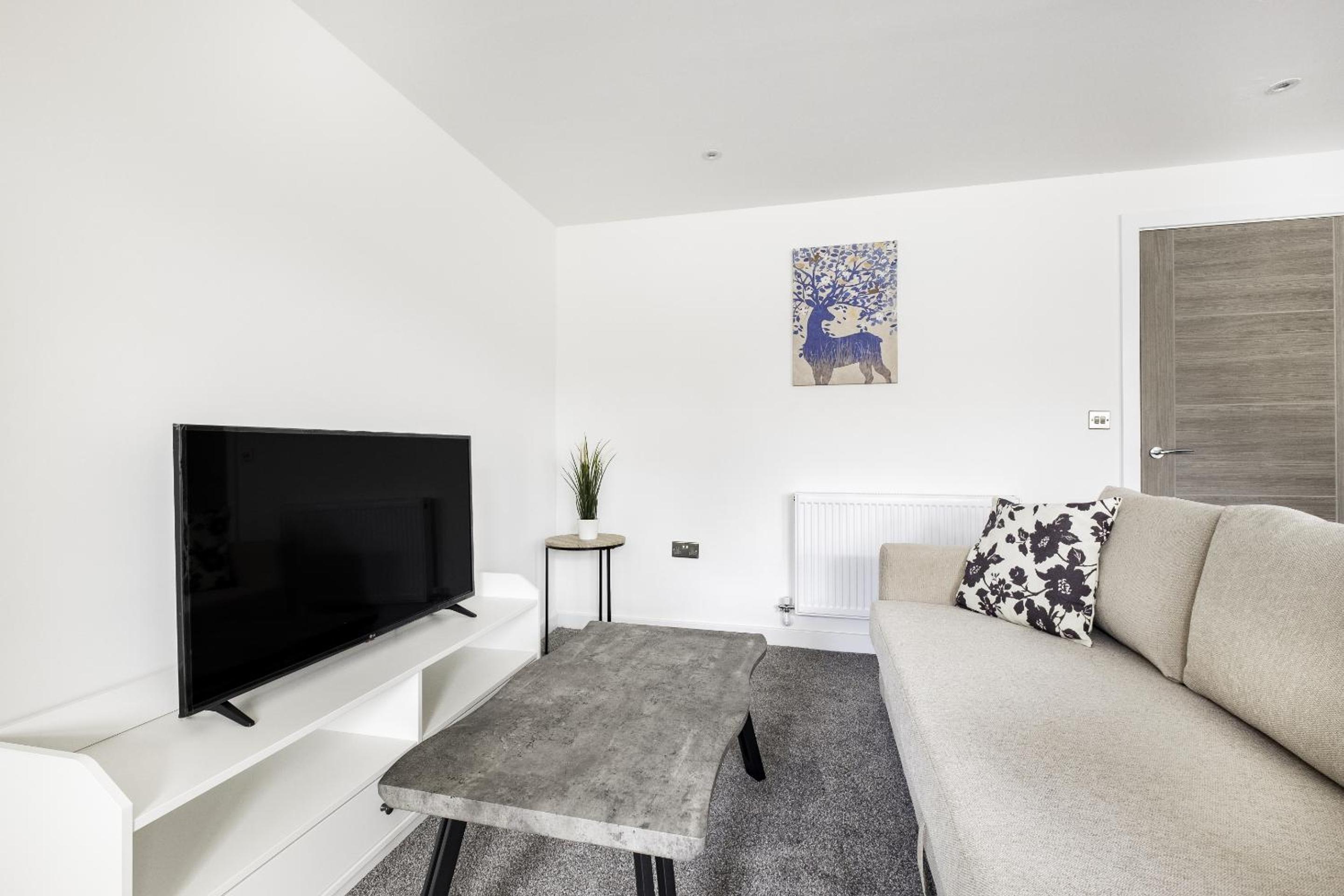 2Bed Flat-Secured Free Parking-by Holiday Homes