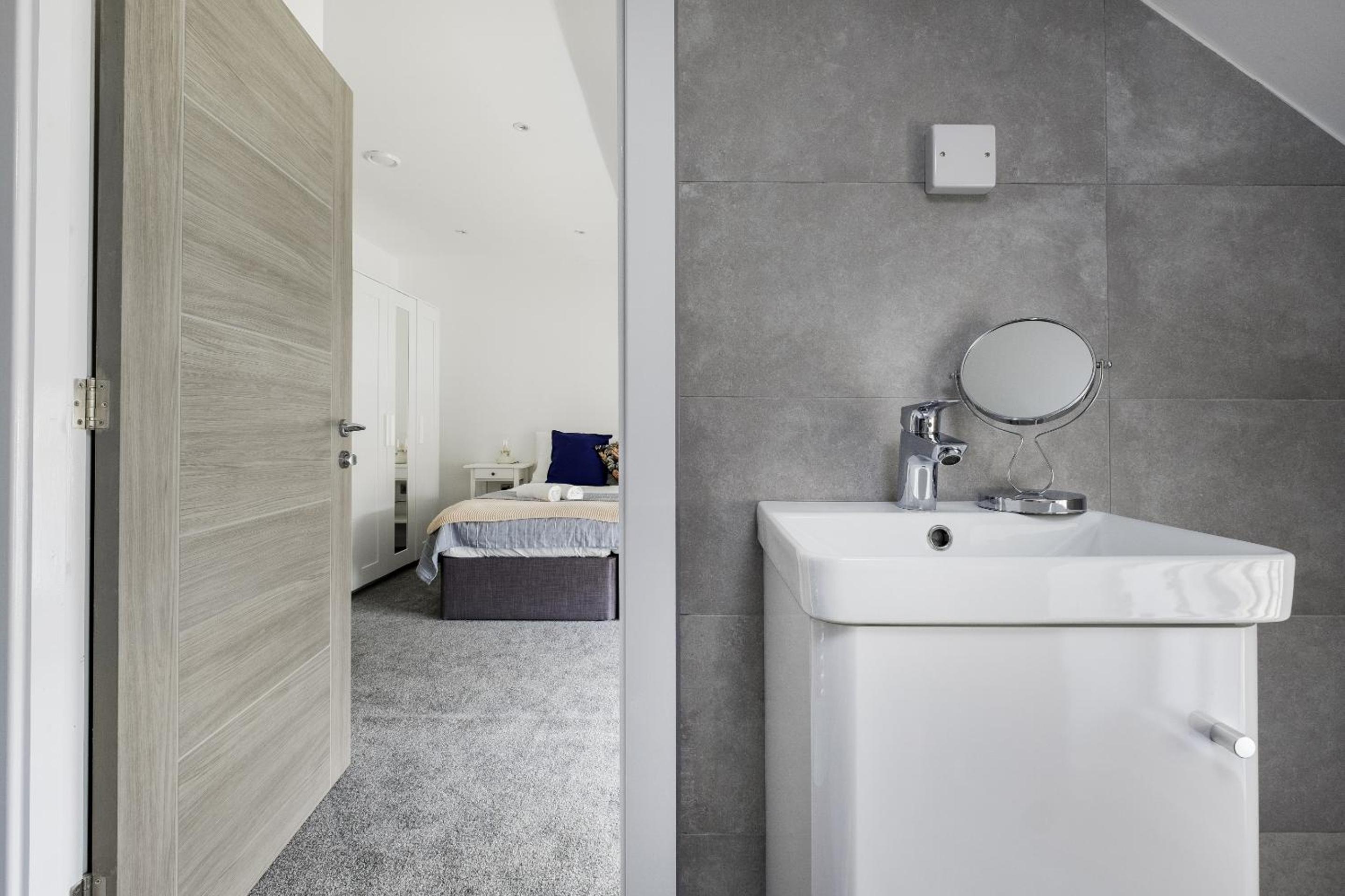 2Bed Flat-Secured Free Parking-by Holiday Homes