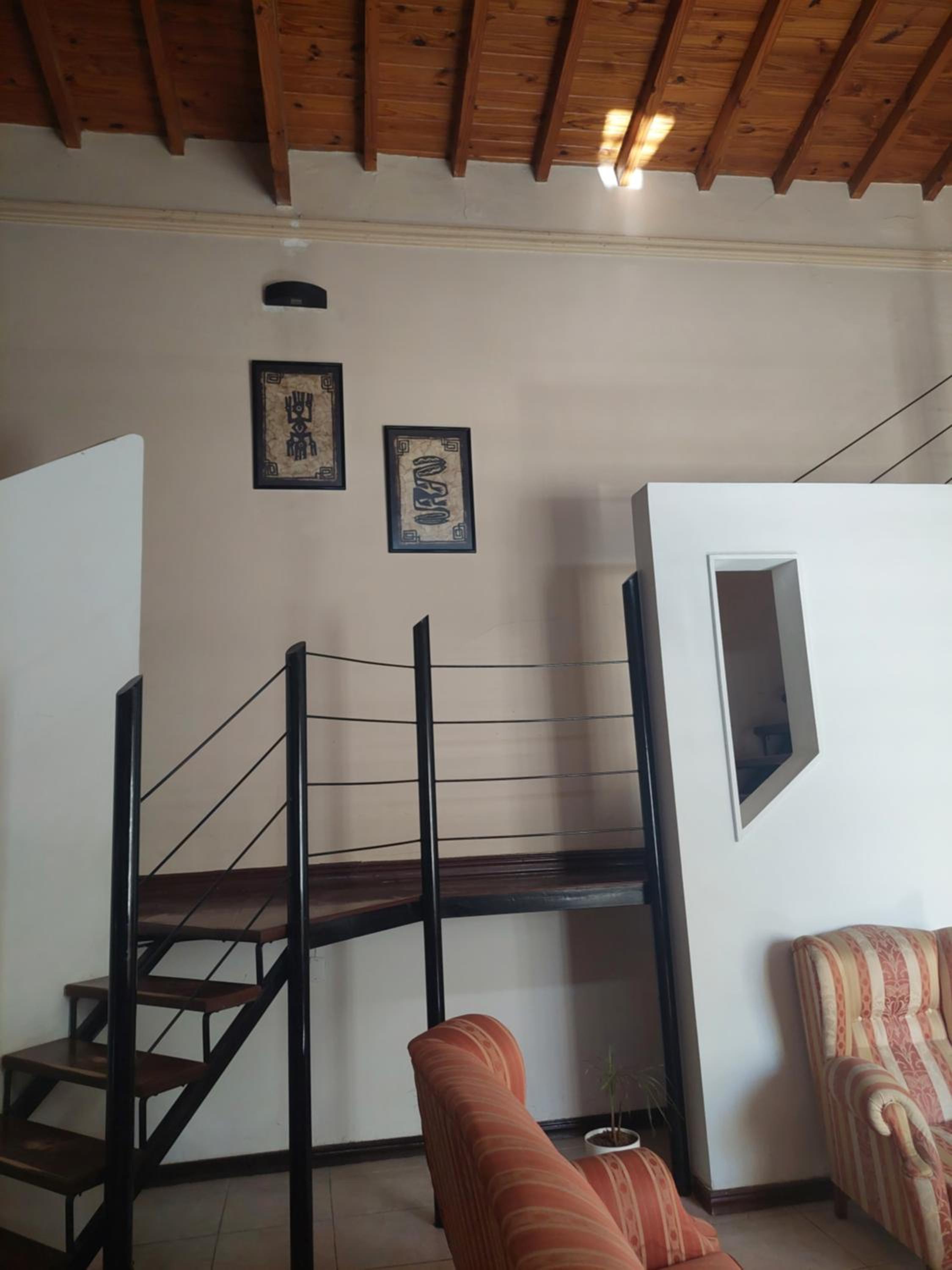 Habitación con baño privado y estacionamiento