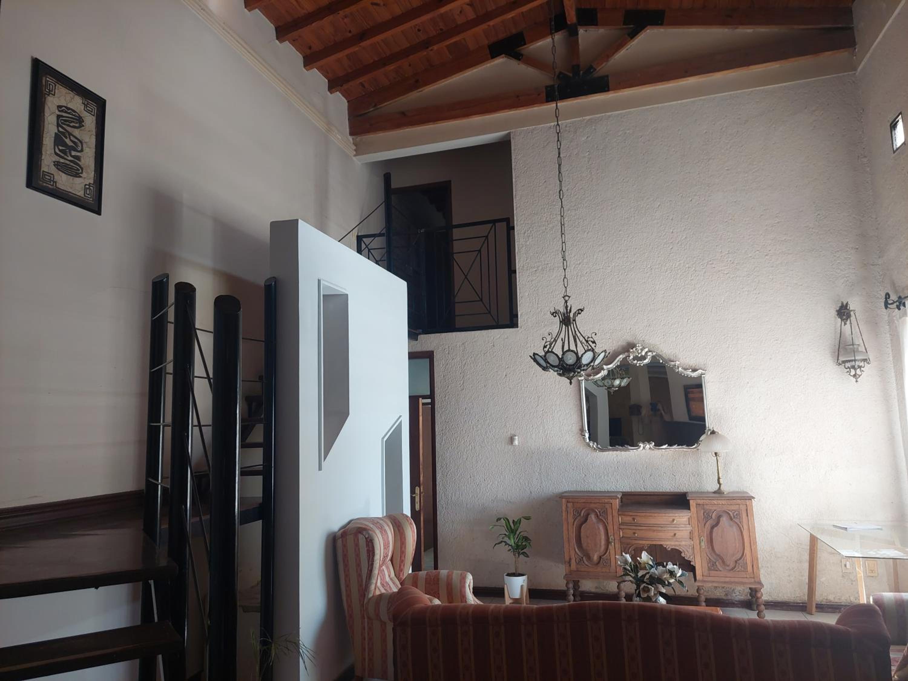 Habitación con baño privado y estacionamiento