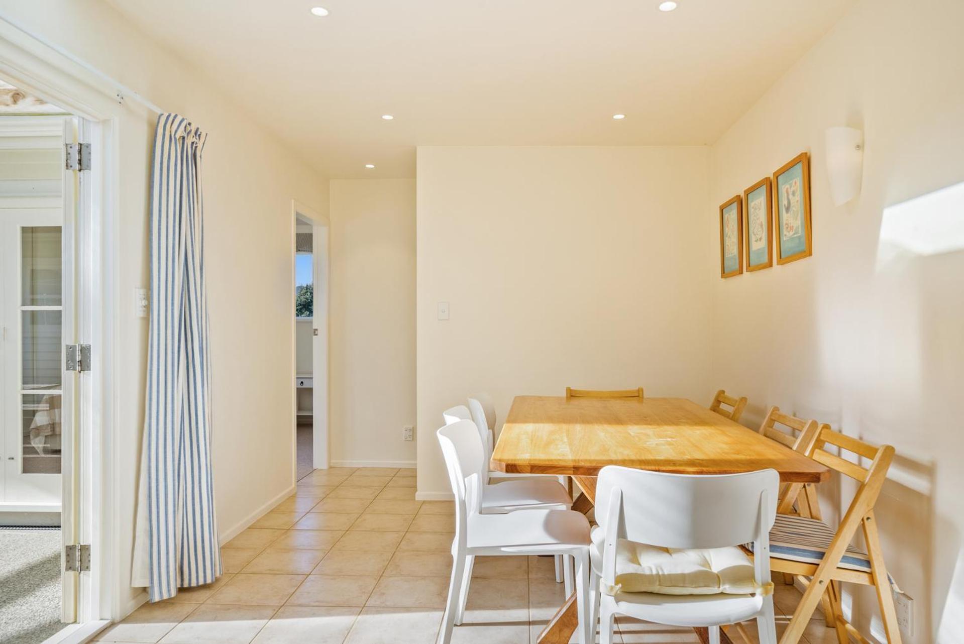 Kapiti Panorama - Waikanae Beach Holiday Home