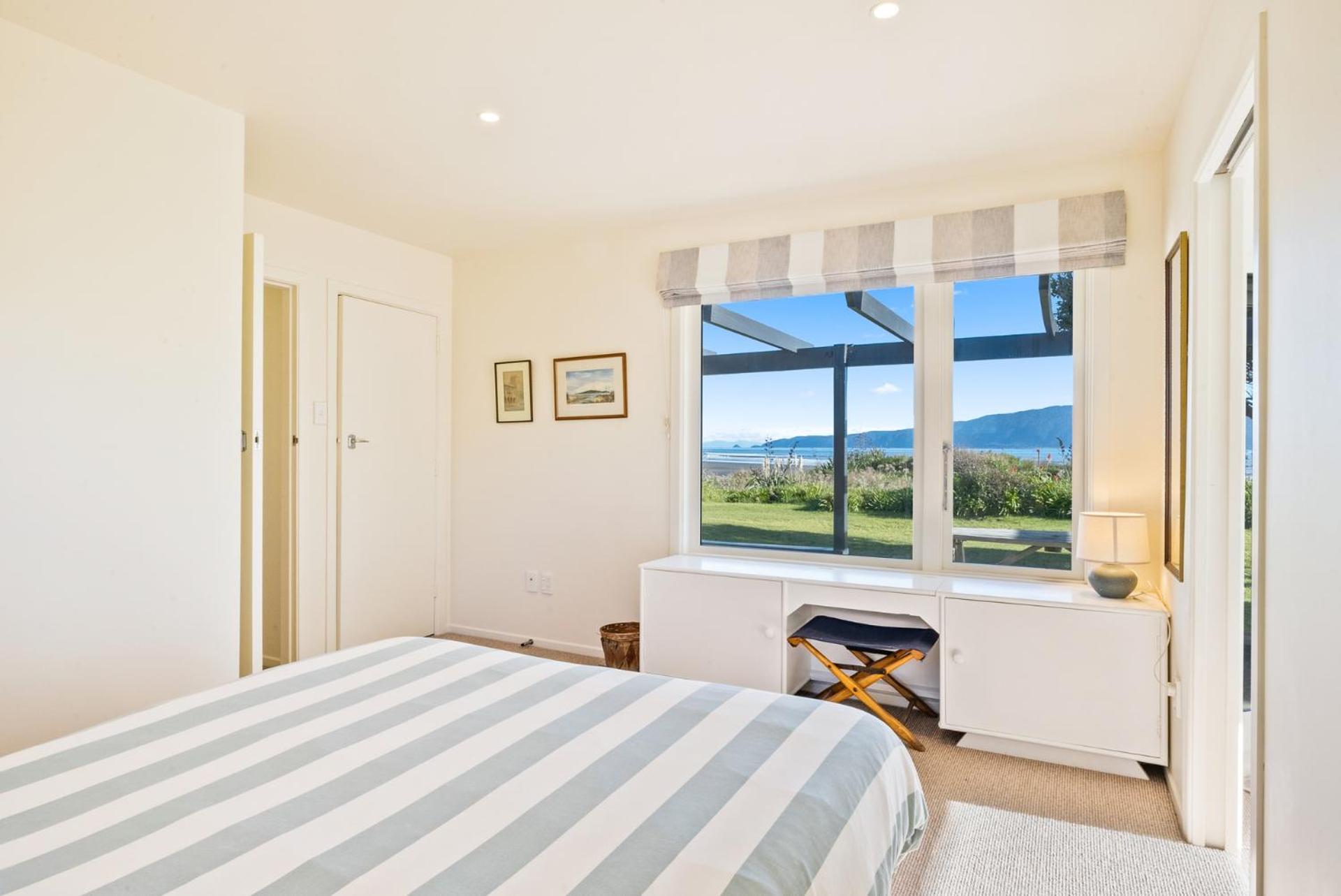 Kapiti Panorama - Waikanae Beach Holiday Home