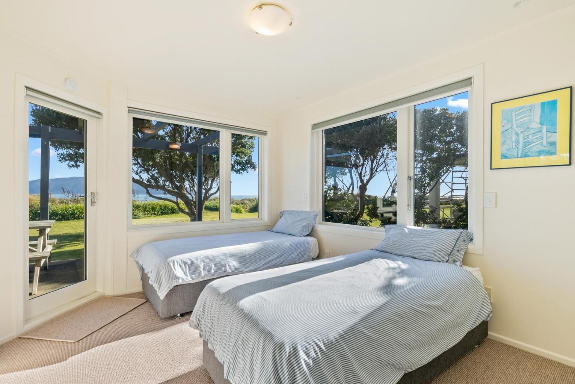 Kapiti Panorama - Waikanae Beach Holiday Home