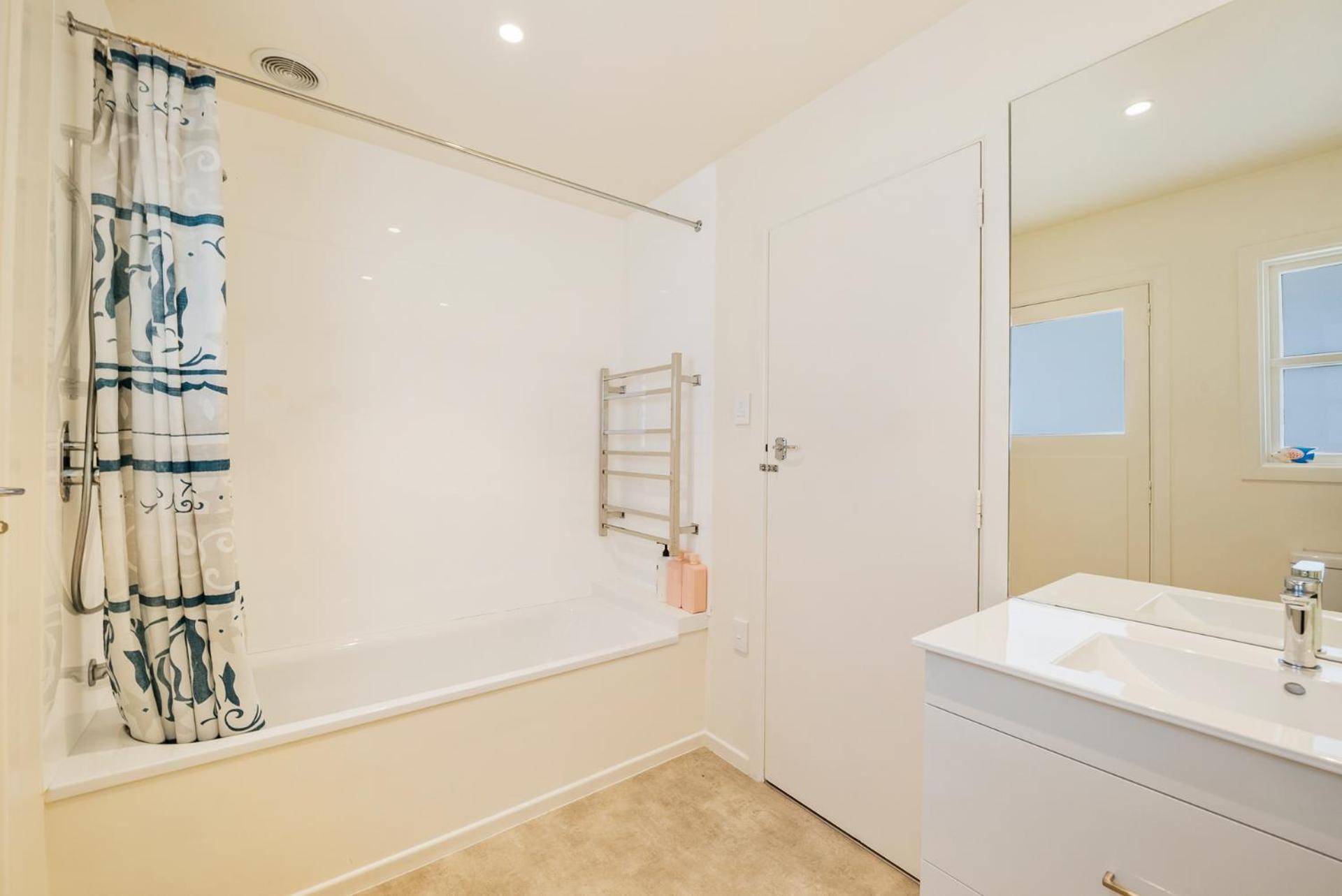 Kapiti Panorama - Waikanae Beach Holiday Home