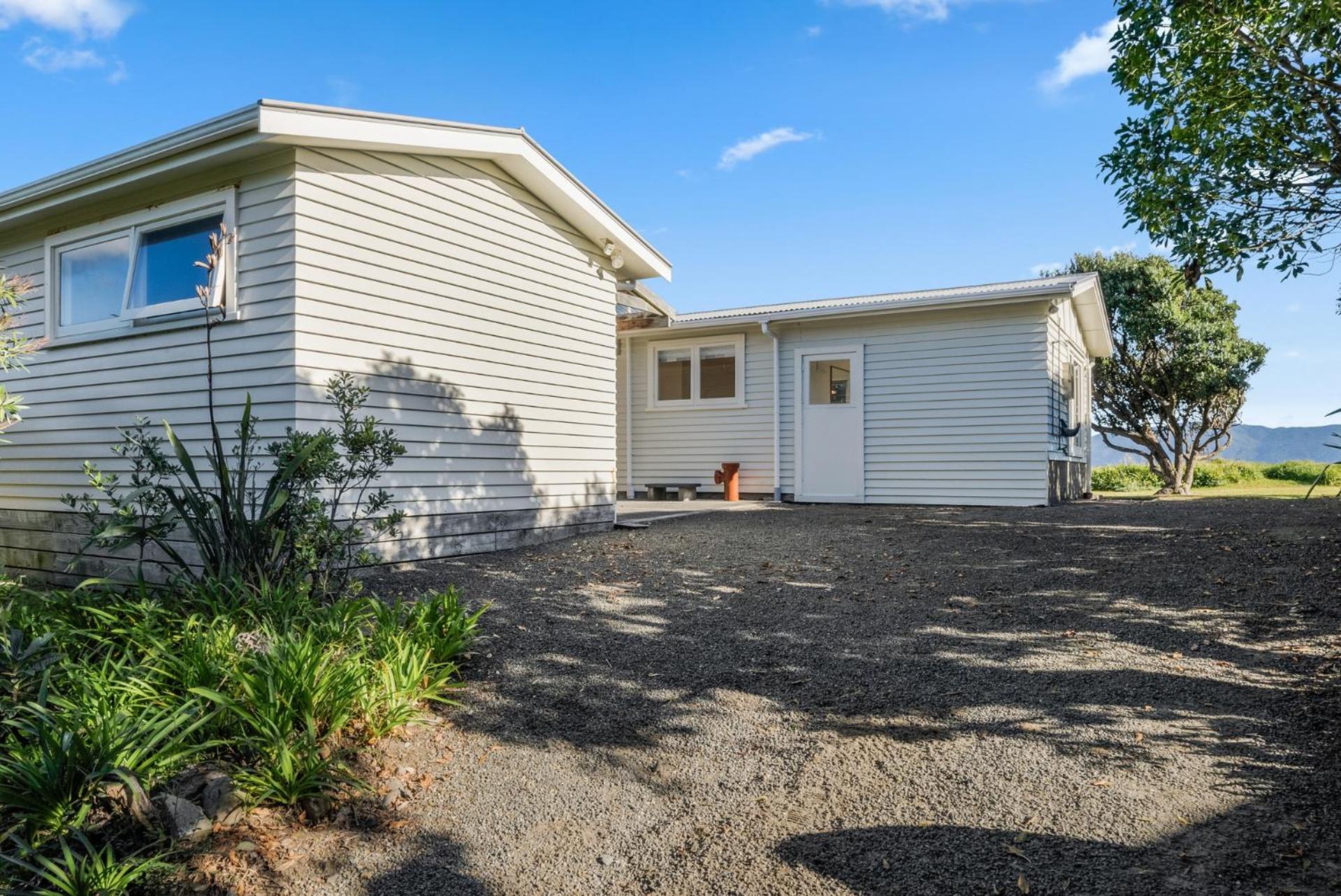 Kapiti Panorama - Waikanae Beach Holiday Home
