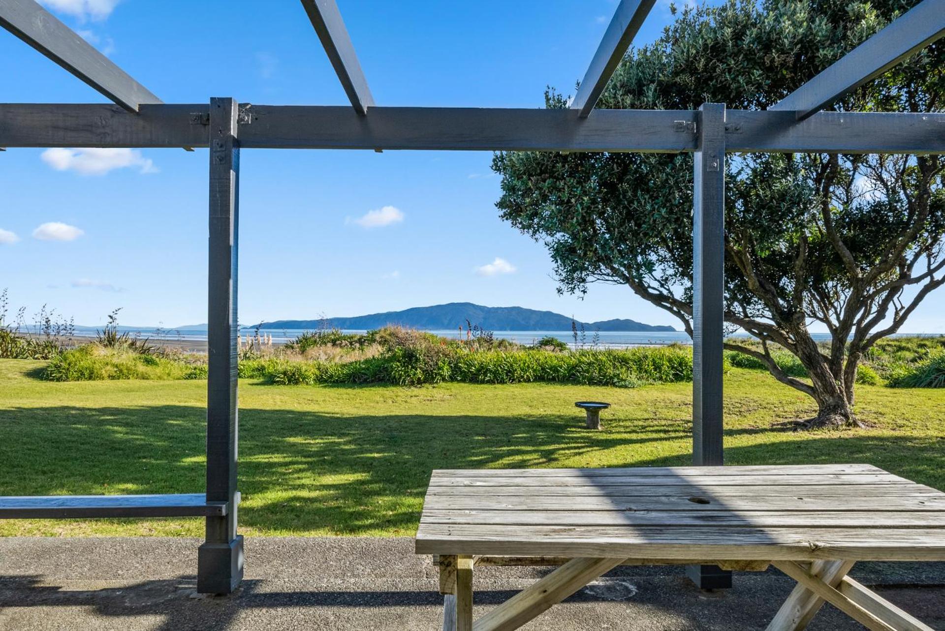 Kapiti Panorama - Waikanae Beach Holiday Home