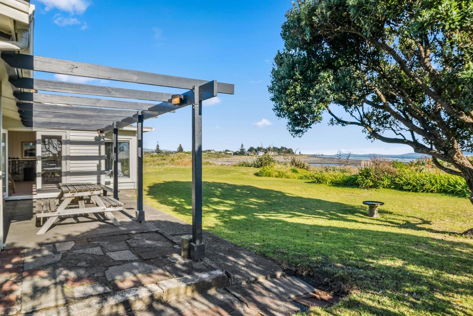 Kapiti Panorama - Waikanae Beach Holiday Home